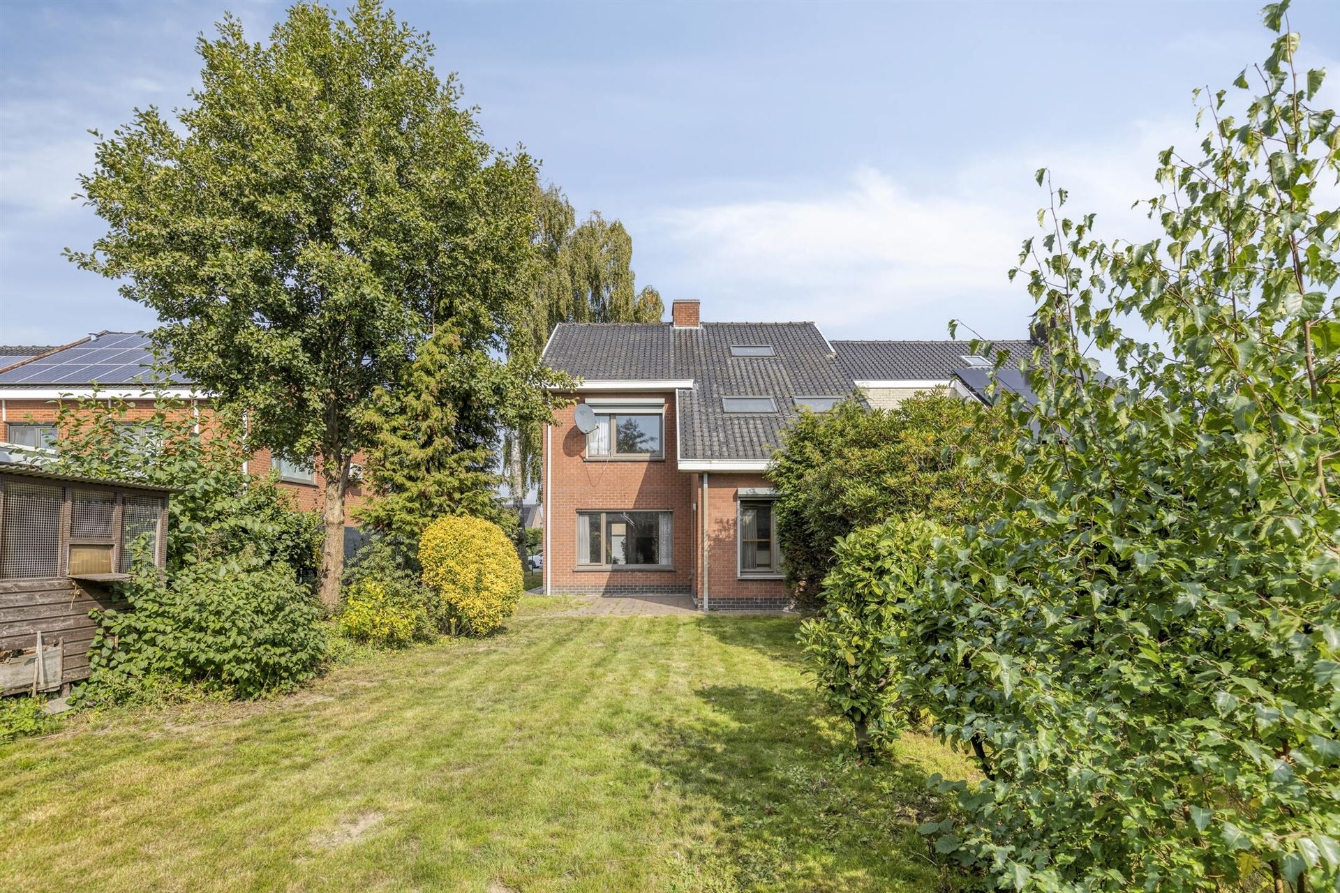 Ruim huis met 4 slaapkamers en grote tuin. foto 18