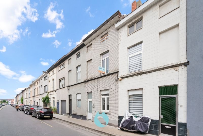Ruime woning met 4 slaapkamers en grote tuin foto {{pictureIndex}}