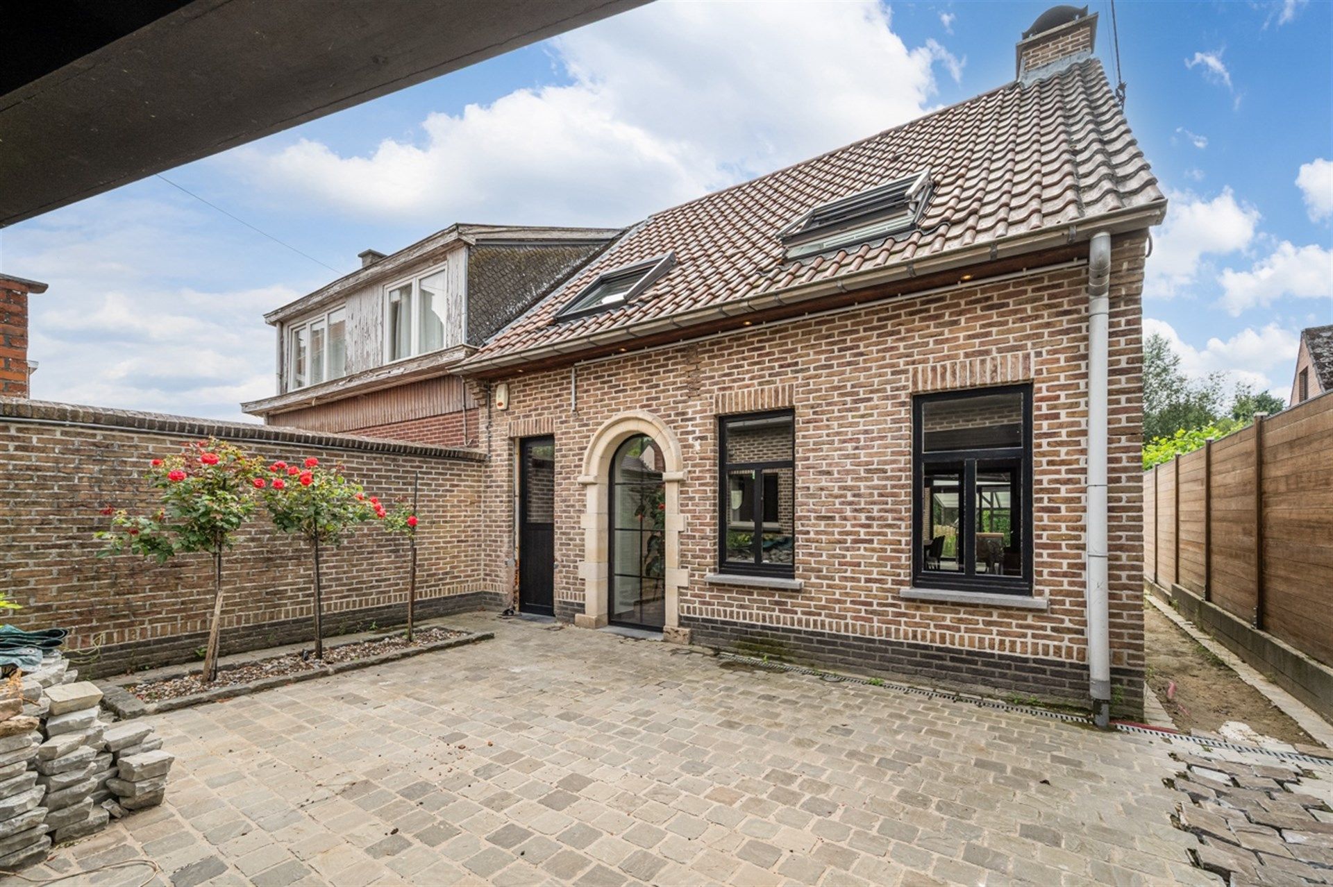 Charmante, gerenoveerde woning met bijgebouw, zuidgerichte tuin en uitstekende ligging foto 2