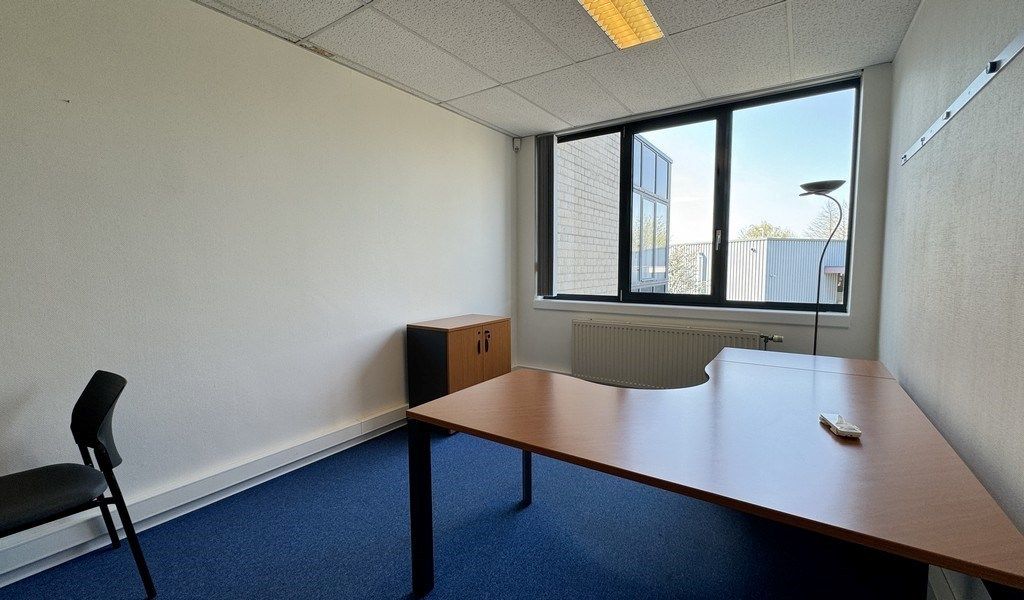 Bedrijfsunit te huur vlakbij oprit A12 te Aartselaar foto 7