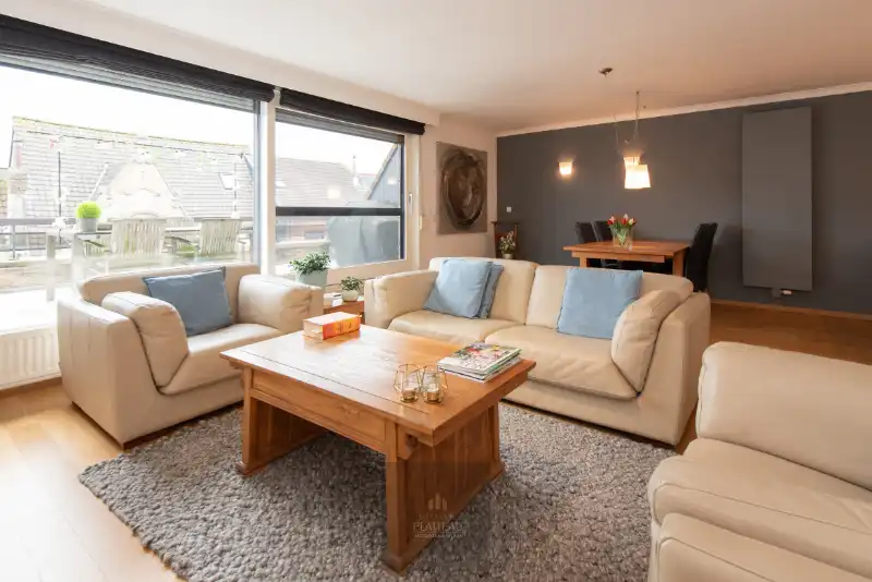 Prachtig appartement met 3 slpk en grote terrassen, zeer centraal gelegen te Nieuwpoort-Stad op slechts 150m van de markt. foto {{pictureIndex}}