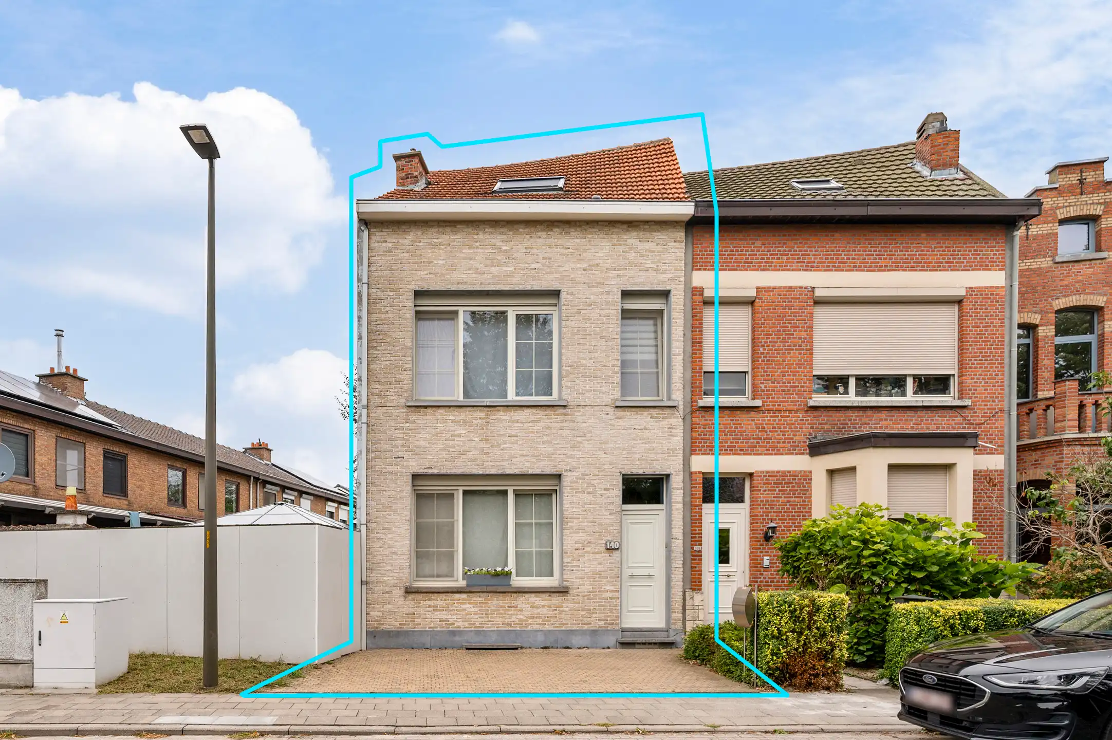 Ruime halfopen gezinswoning met 4 slaapkamers, veranda en tuin in Mechelen. foto {{pictureIndex}}