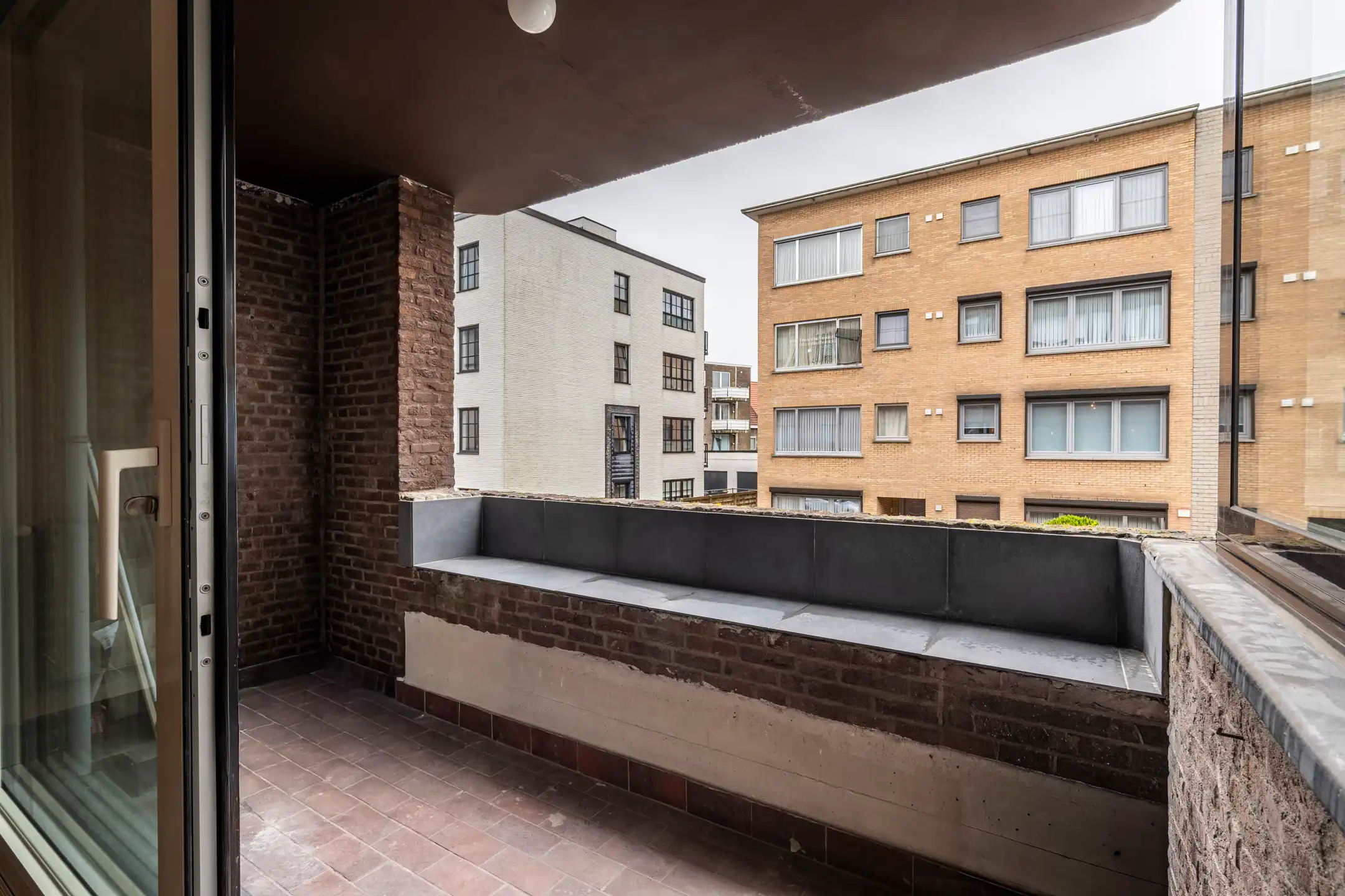 Recent gerenoveerd app. (103m²) met terras en garage foto 3