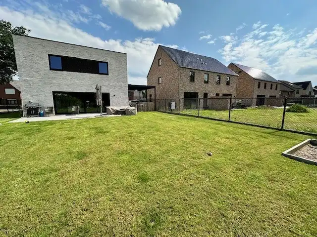 Comfortabele, hoog afgewerkte en energiezuinige nieuwbouwwoning gelegen in een rustige omgeving in Neeroeteren.  foto 18