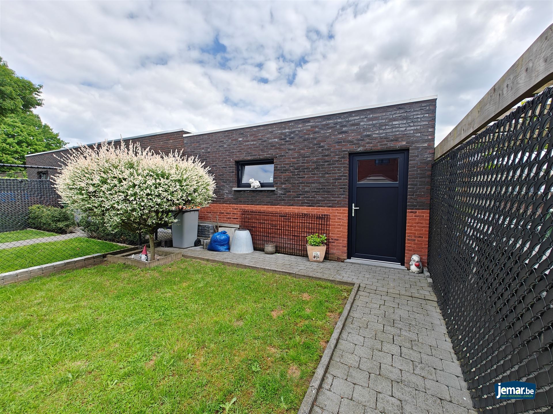 Woning met 5 slaapkamers, 2 badkamers en een grote garage foto 26