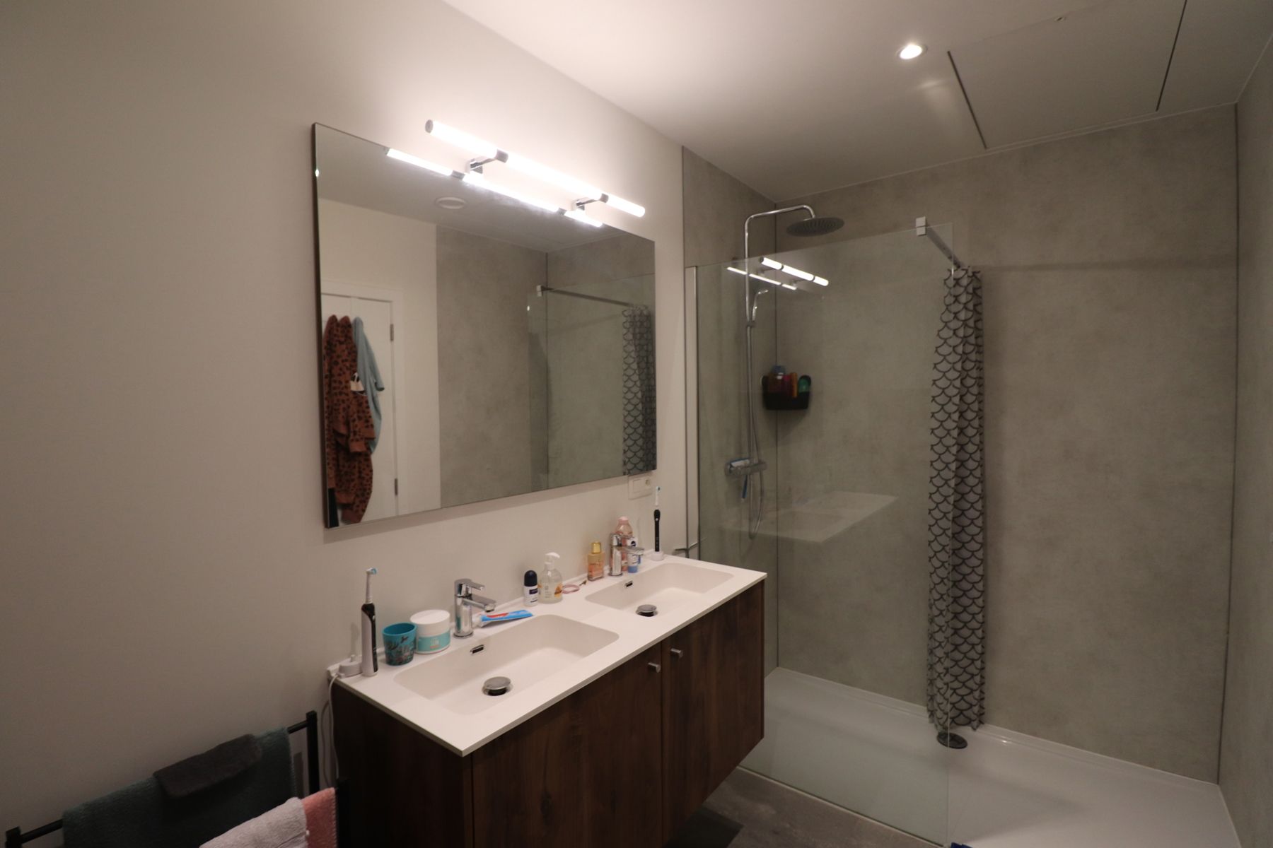 Gerenoveerd duplex-appartement met 3 slaapkamers, terras en autostaanplaats met fietsenberging. foto 8