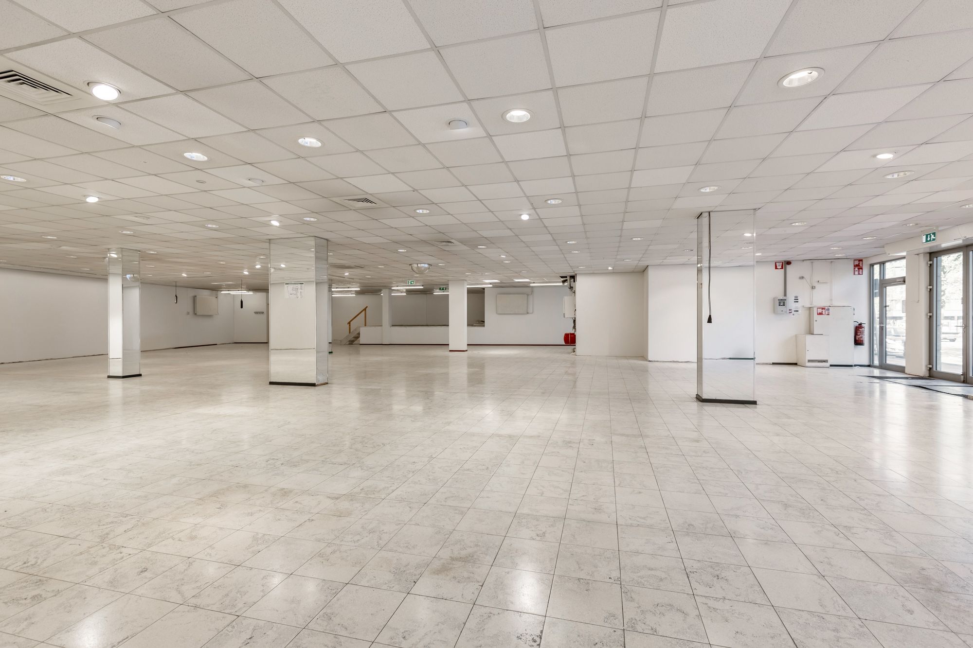 IDEALIS VASTGOED – Extra ruim handelspand (+-500m²!!!) met tal van mogelijkheden op een extra centrale, commerciële zichtlocatie te midden van het centrum in Genk foto 12