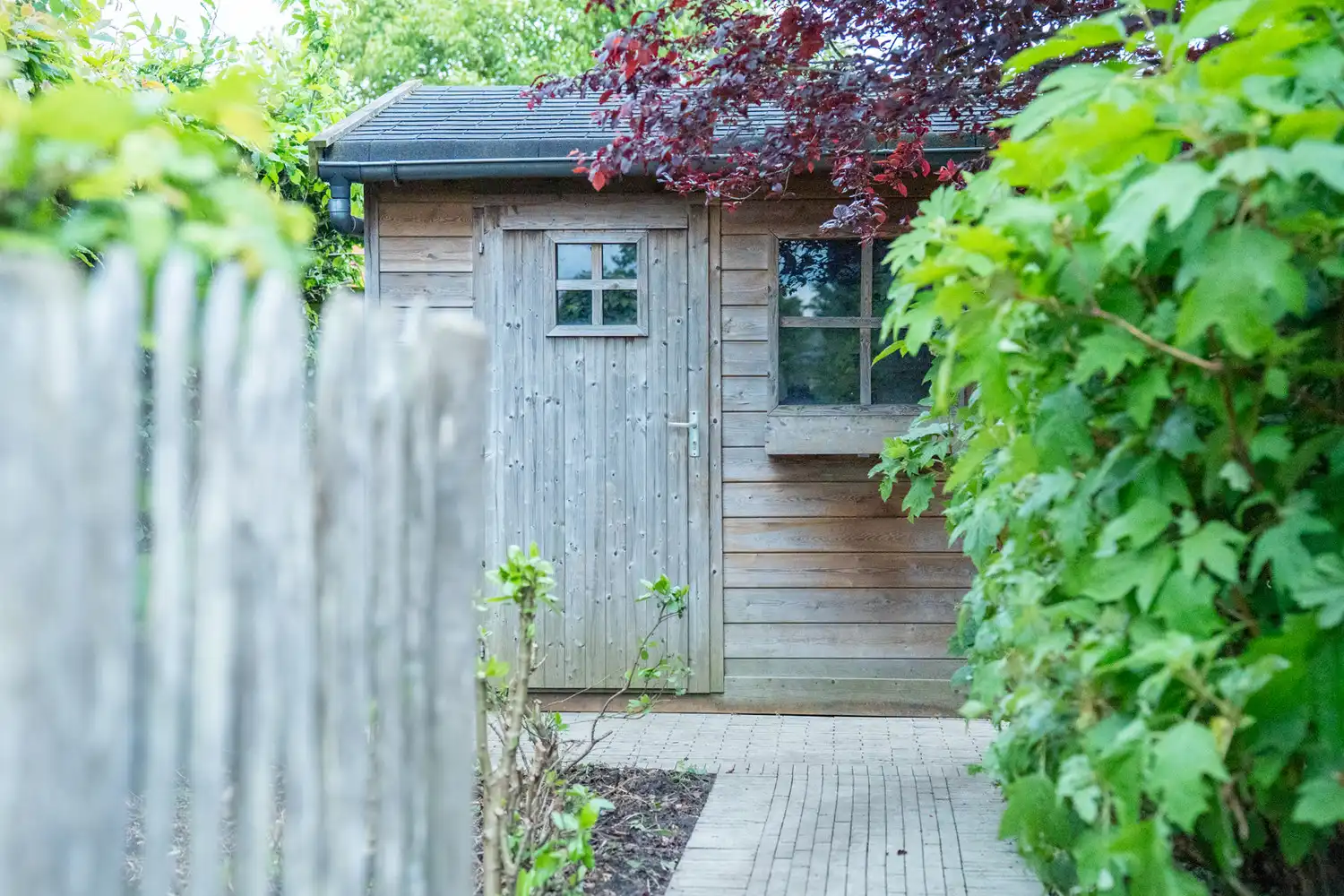 Een zonovergoten woning met aangelegde tuin en vijver, met instelprijs. foto 28