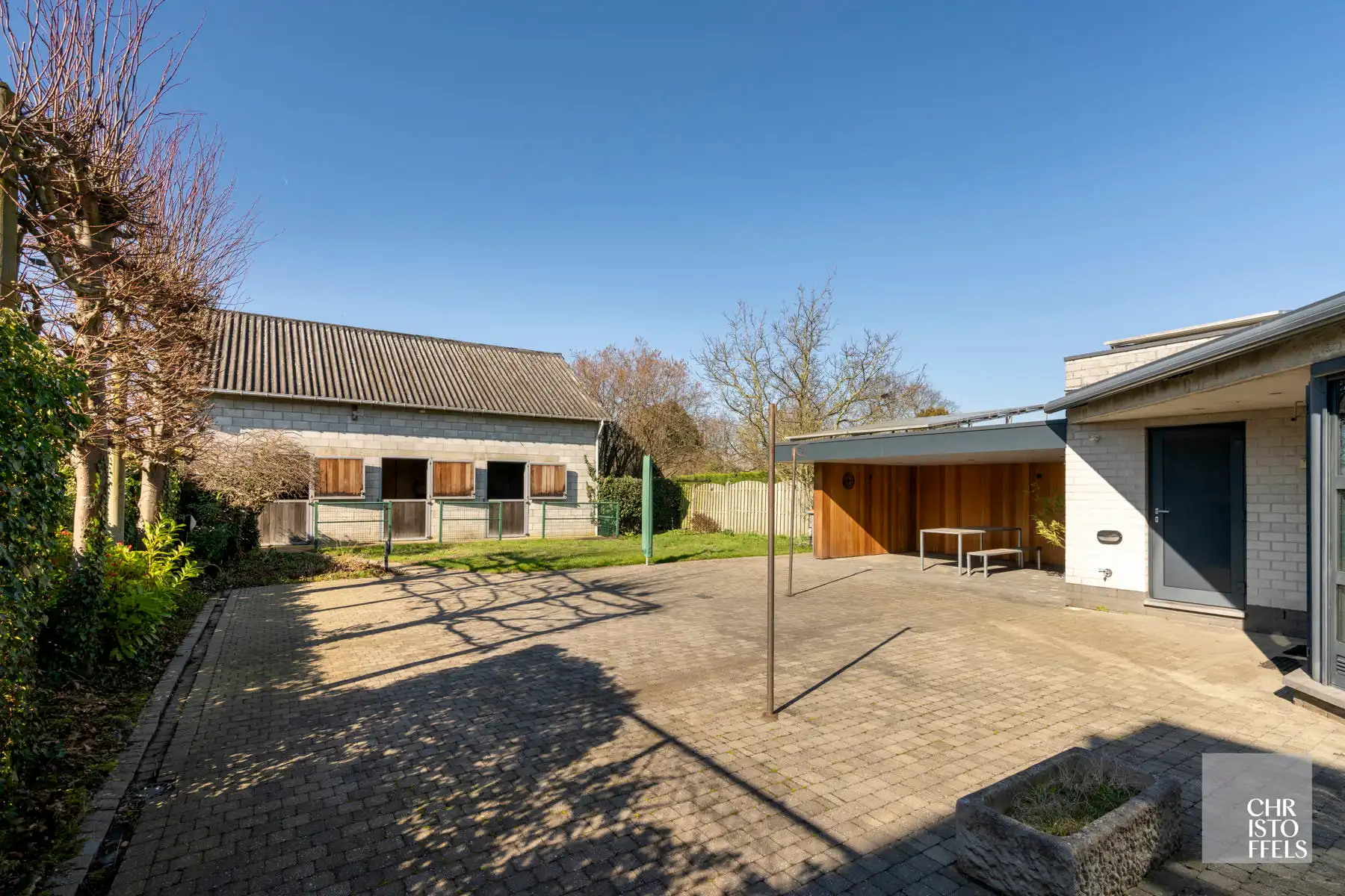 Vergunde tweewoonst met paardenaccommodatie op 3.721 m²  foto 7