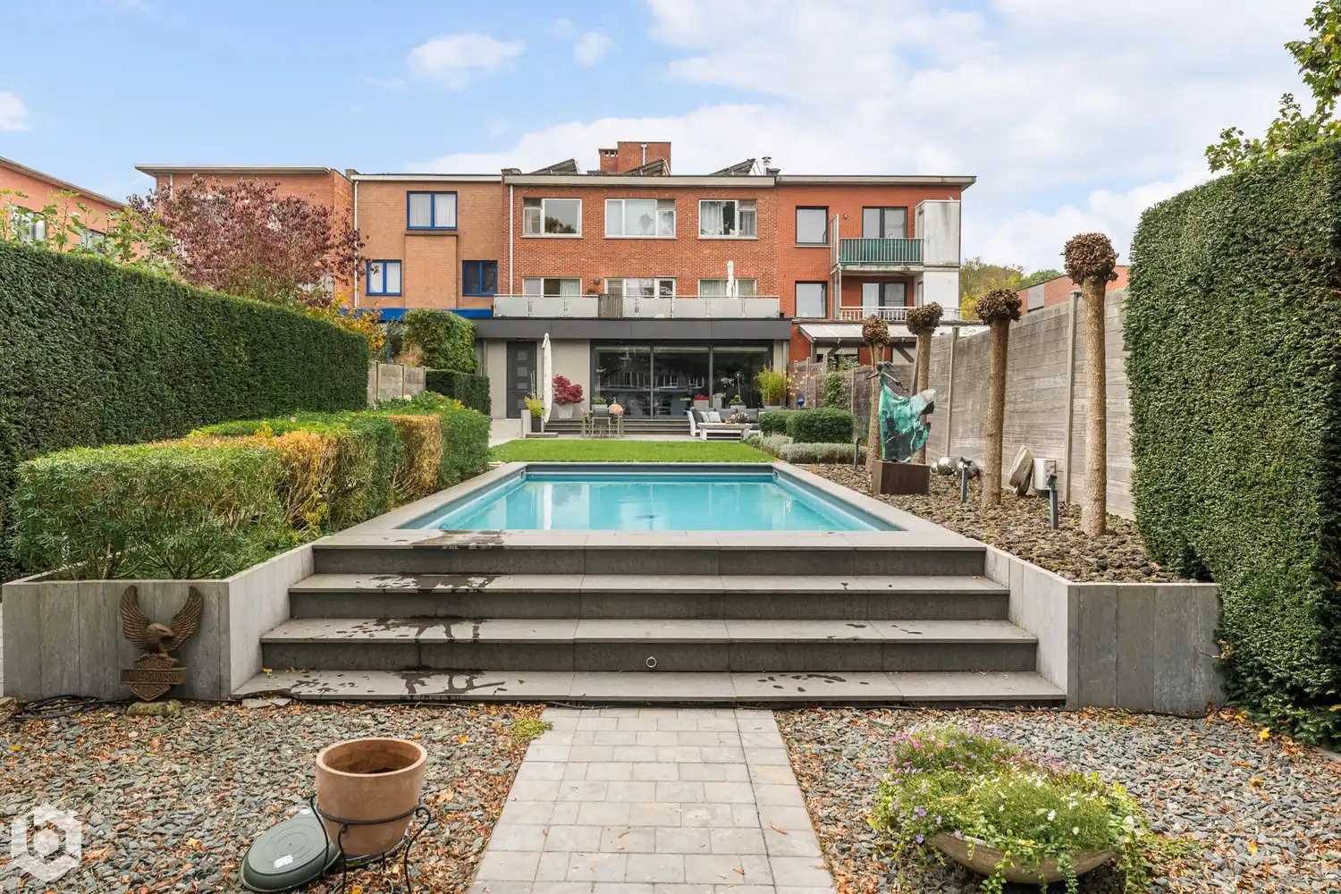 Exclusief gelijkvloers appartement met 2slpkrs, prachtige tuin en zwembad foto 2
