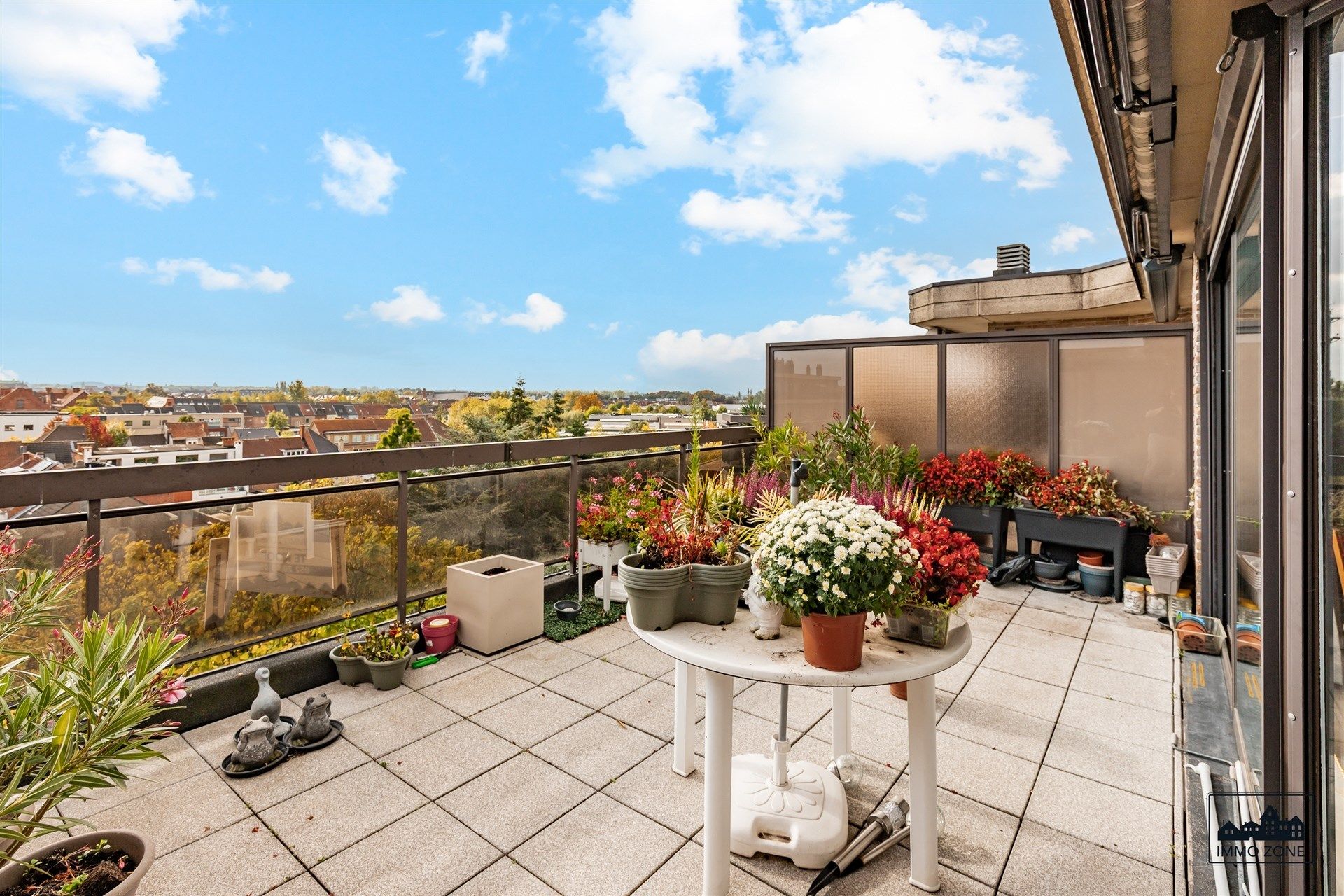 Ruim en lichtrijk appartement met terras in Sint-Niklaas foto {{pictureIndex}}