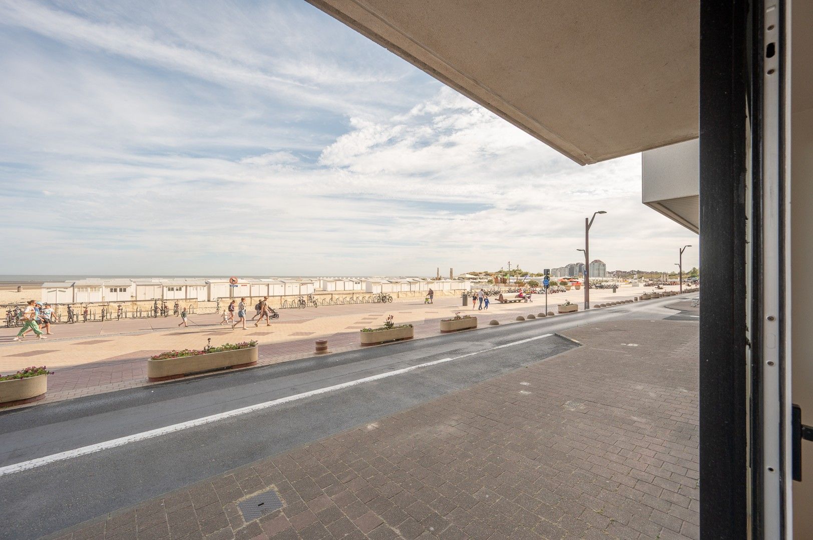 Volledig gerenoveerd appartement met zonnig terras, 2 slaapkamers en zwembad foto 11