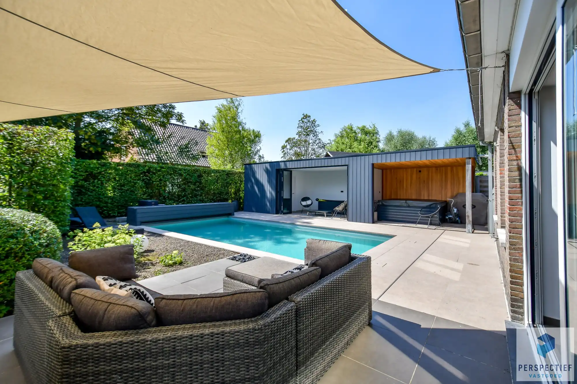 Ruime (254m²) instapklare gezinswoning met 4 slaapkamers, zwembad en poolhouse foto 4