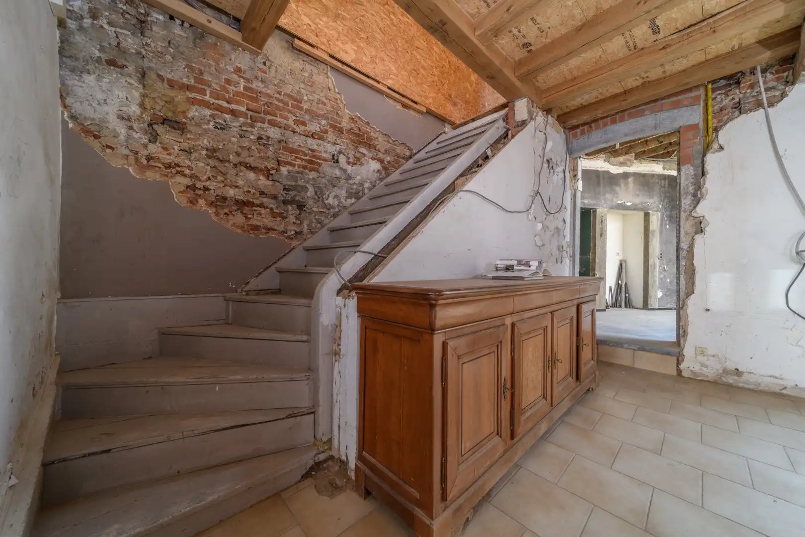 Zeer gunstig en centraal gelegen, verder af te werken karaktervolle woning foto 6