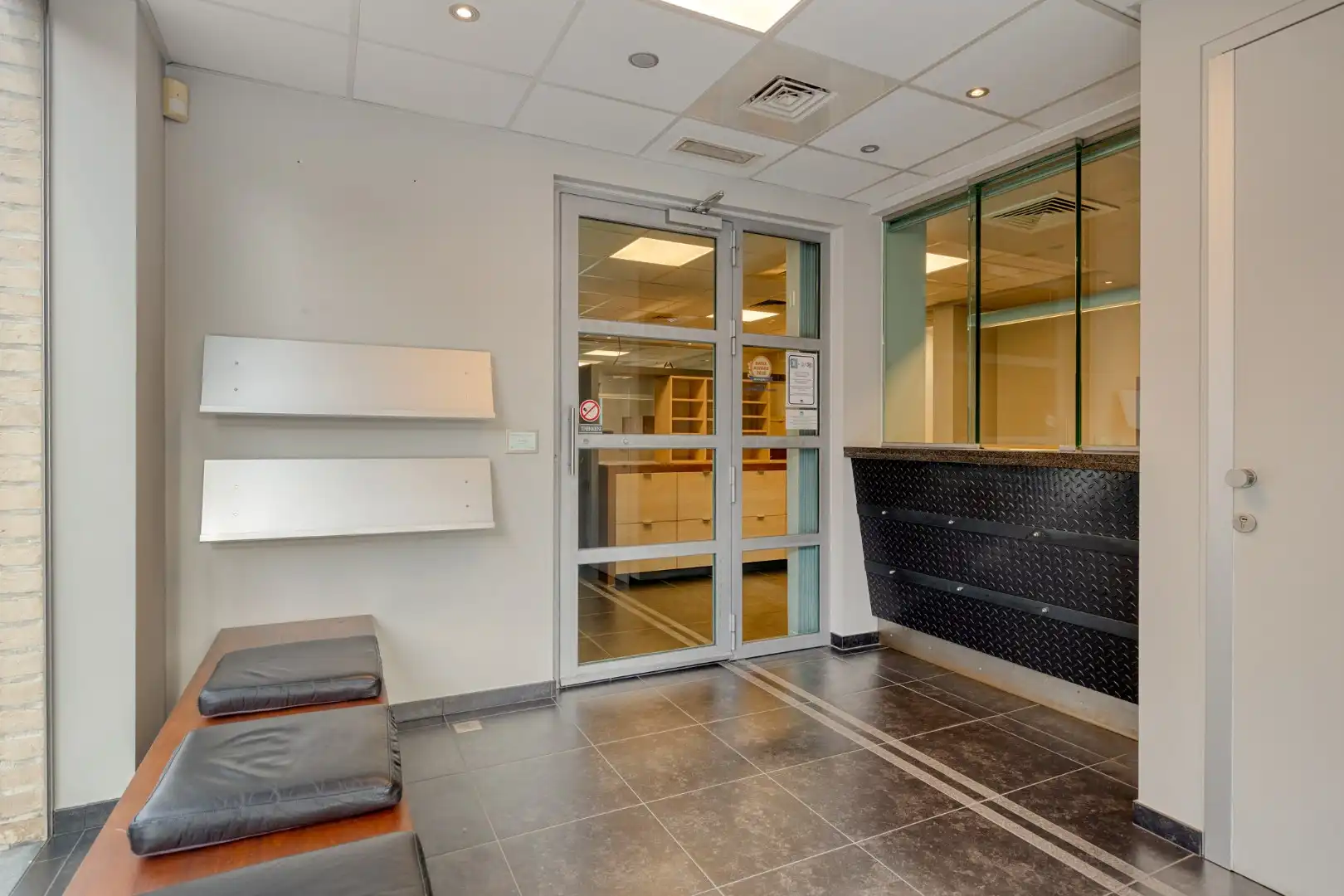 Instapklaar handelspand met ruime kelder en voldoende parking in het centrum van Geel ! foto 3