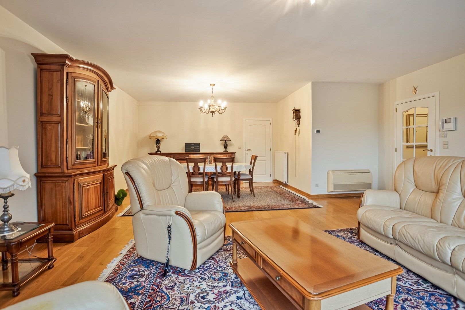 Ruim appartement van 117m² met 3 slaapkamers gelegen op centrale locatie te Brasschaat! foto 5