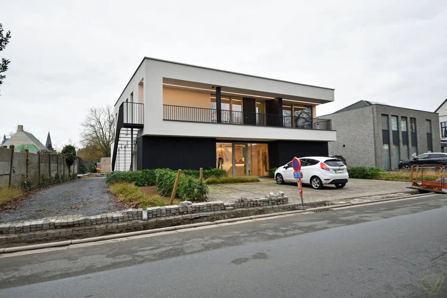 Kantoorruimte nabij het centrum van Zomergem! foto {{pictureIndex}}