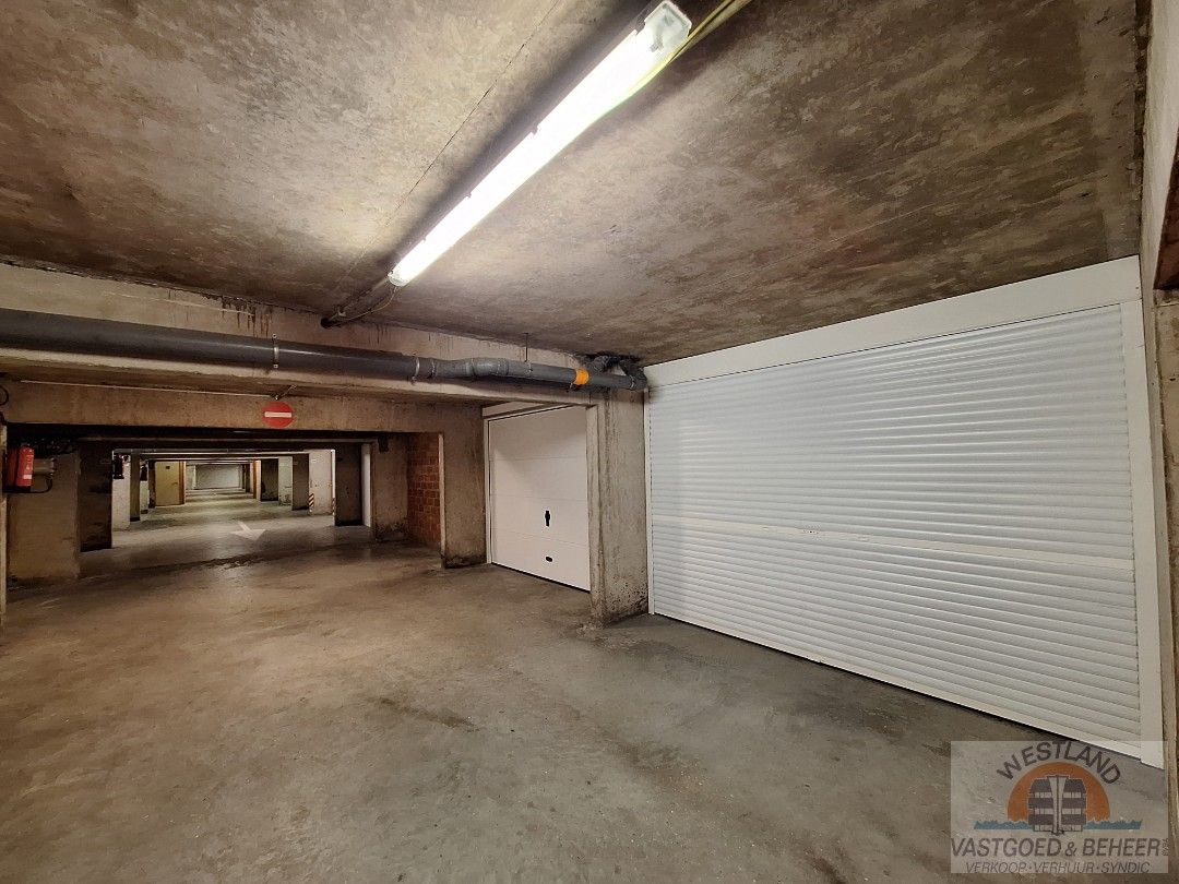 Ruime garage in afgesloten ondergrondse garage foto {{pictureIndex}}