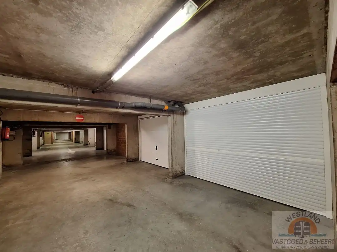 Ruime garage in afgesloten ondergrondse garage foto {{pictureIndex}}