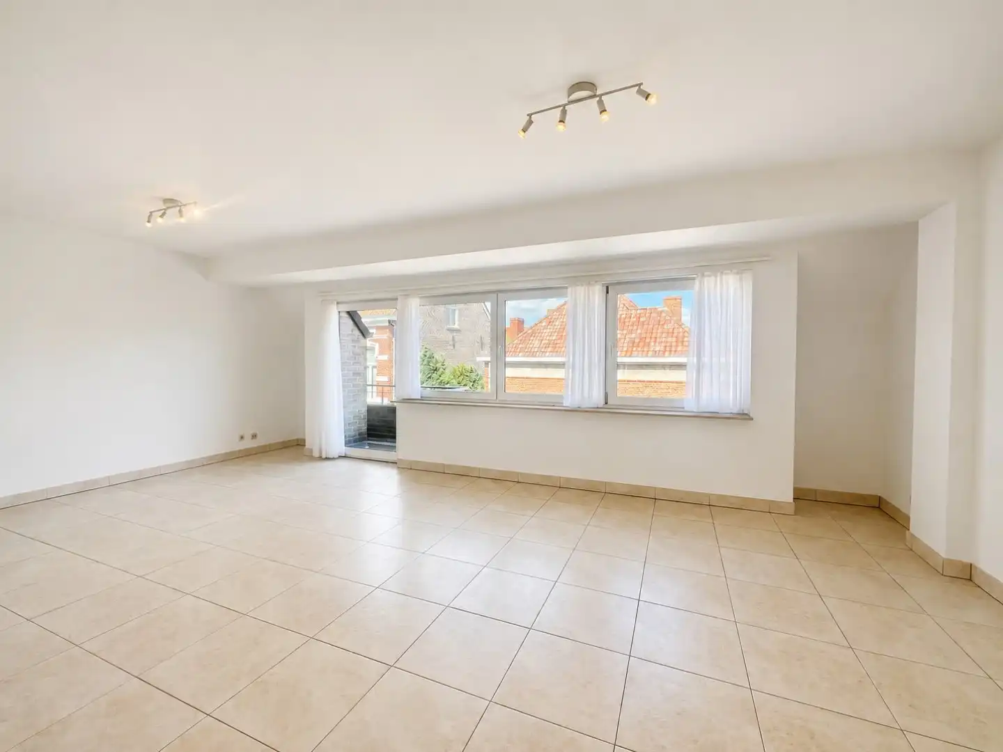Opgefrist 2-slaapkamerappartement met 2 terrassen en garagebox in centrum Knesselare foto 5