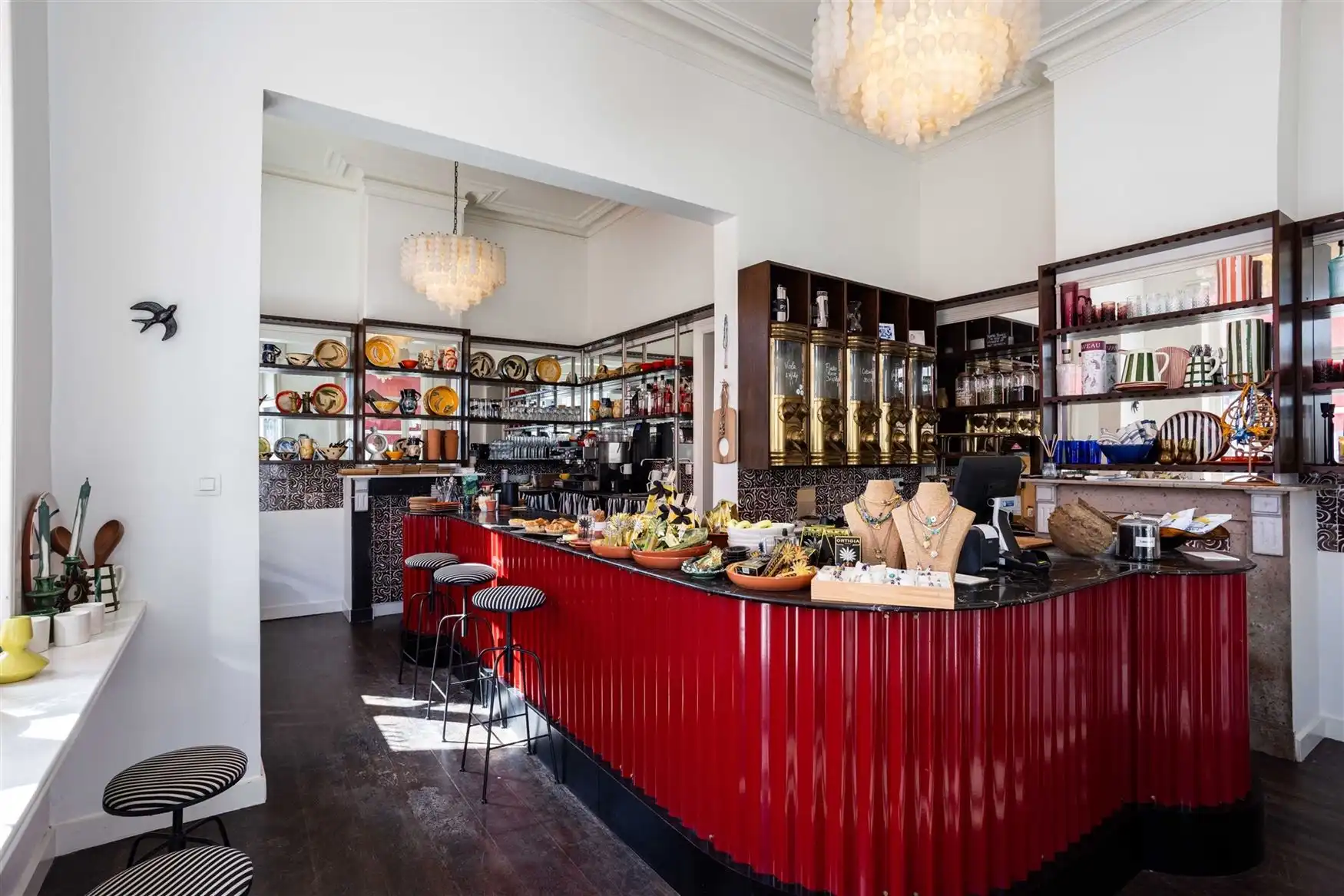 Horecapand met terras aan het water in hartje Gent foto 4