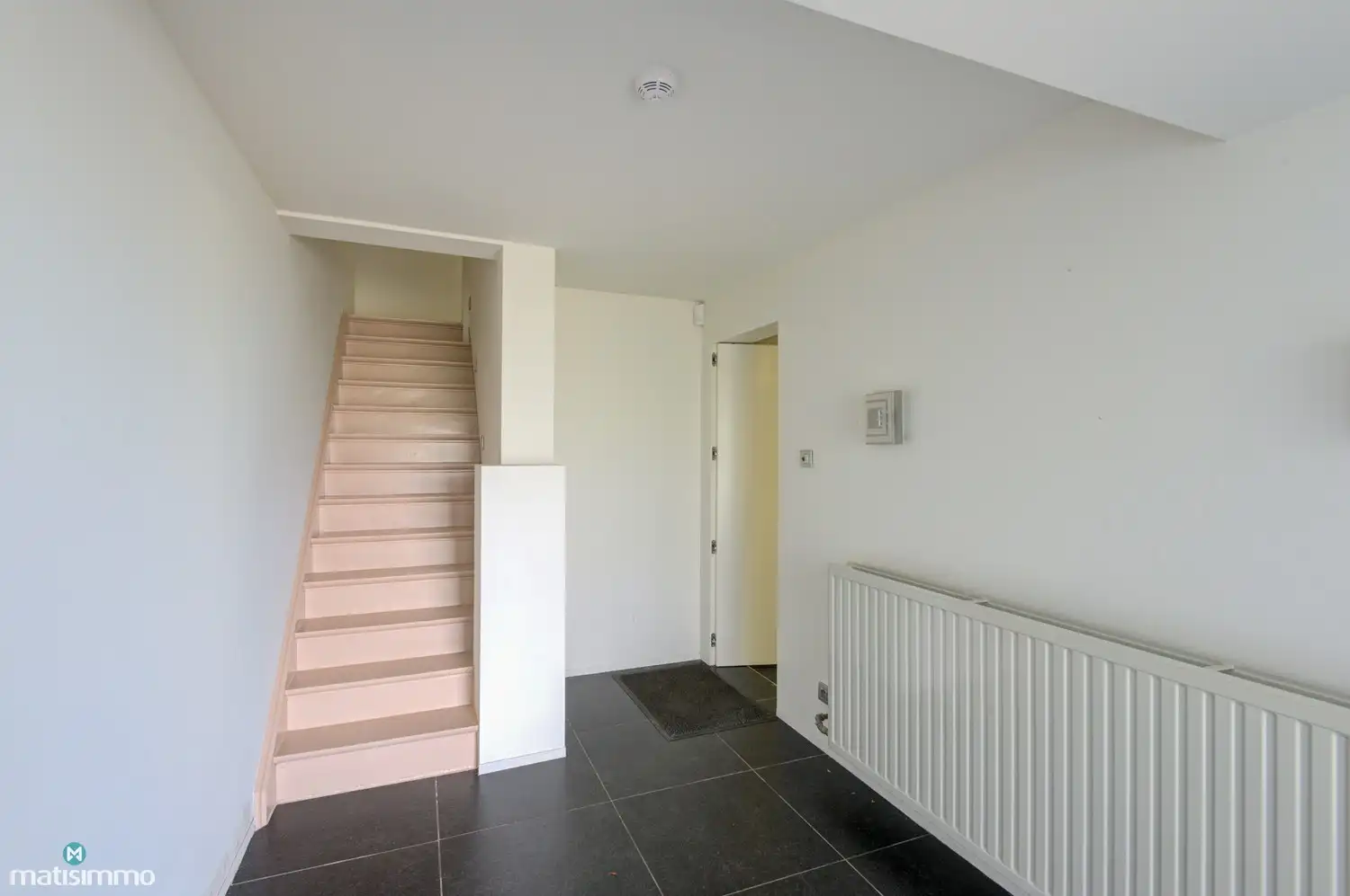 RUIME WONING MET 5 SLAAPKAMERS, INPANDIGE GARAGE EN WELLNESSRUIMTE OP EEN RUIM PERCEEL foto 2