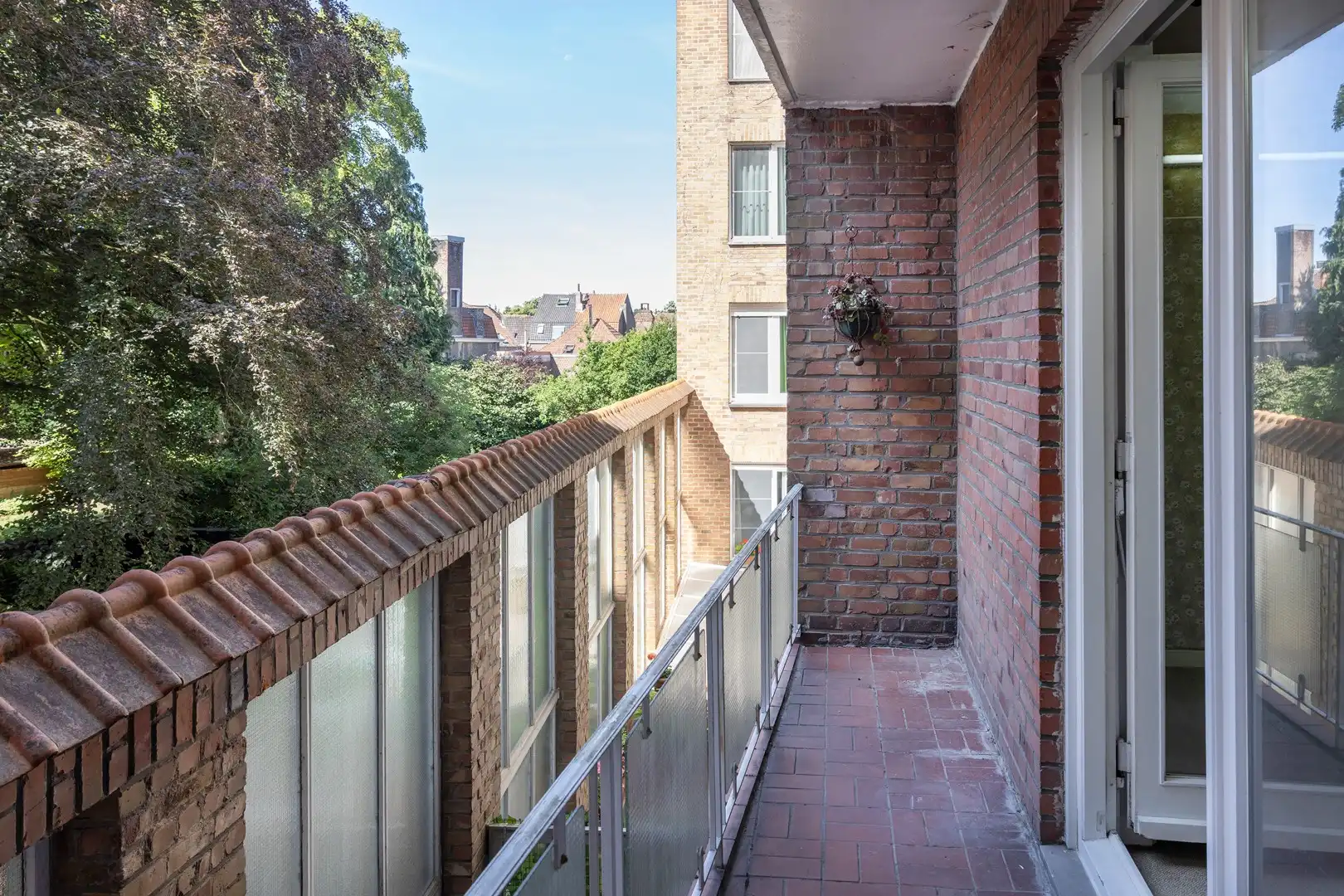 Ruim, te renoveren, appartement met 4 slpks en grote garage. foto 12