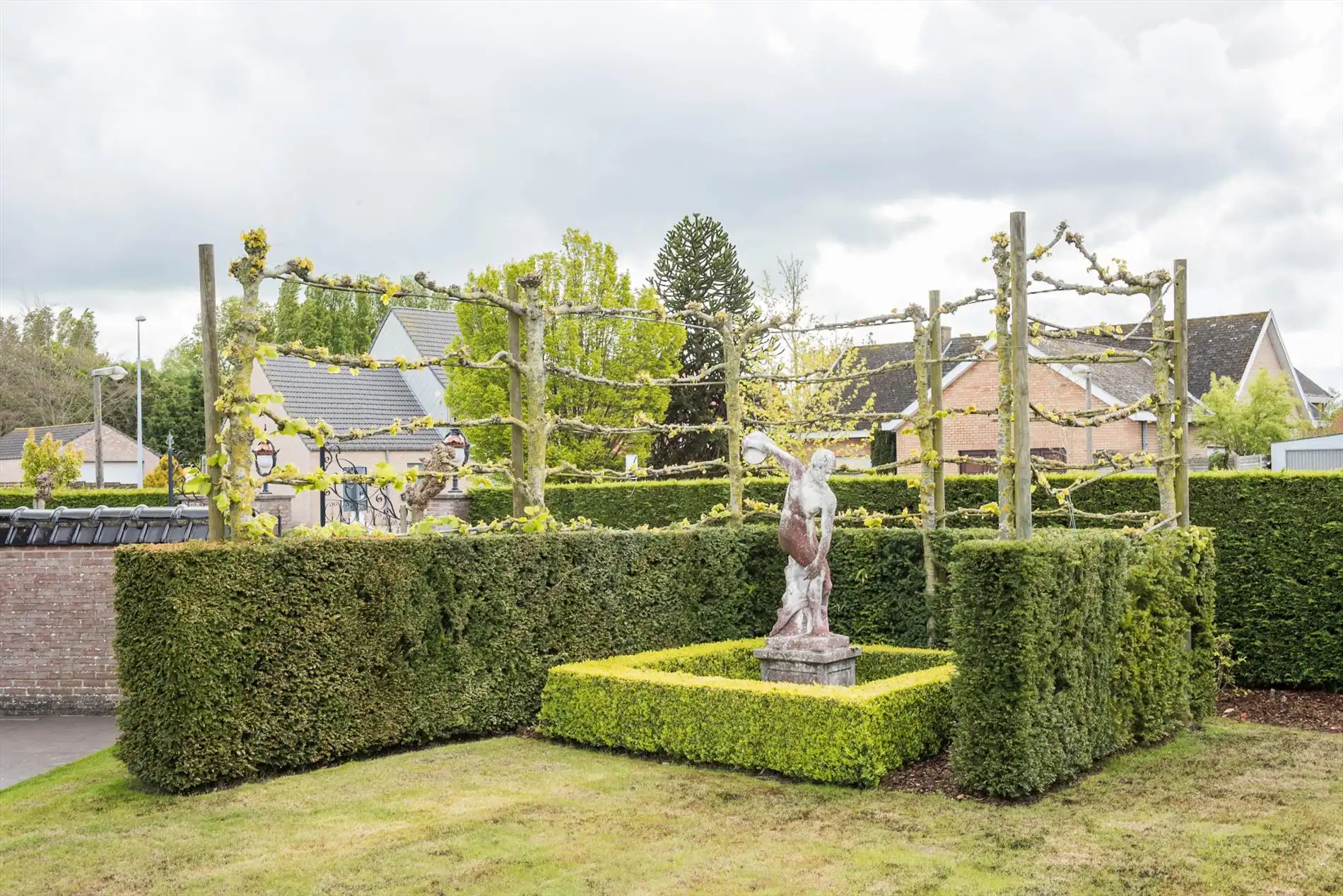 Mooie stijlvilla met kwalitatieve afwerking en zeer verzorgde tuin met oprijlaan. foto 27