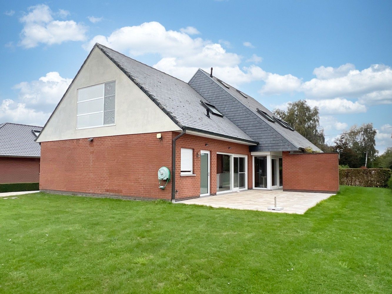 Heel ruime gezinswoning (350m²)+prachtige tuin (2000m²)! foto {{pictureIndex}}