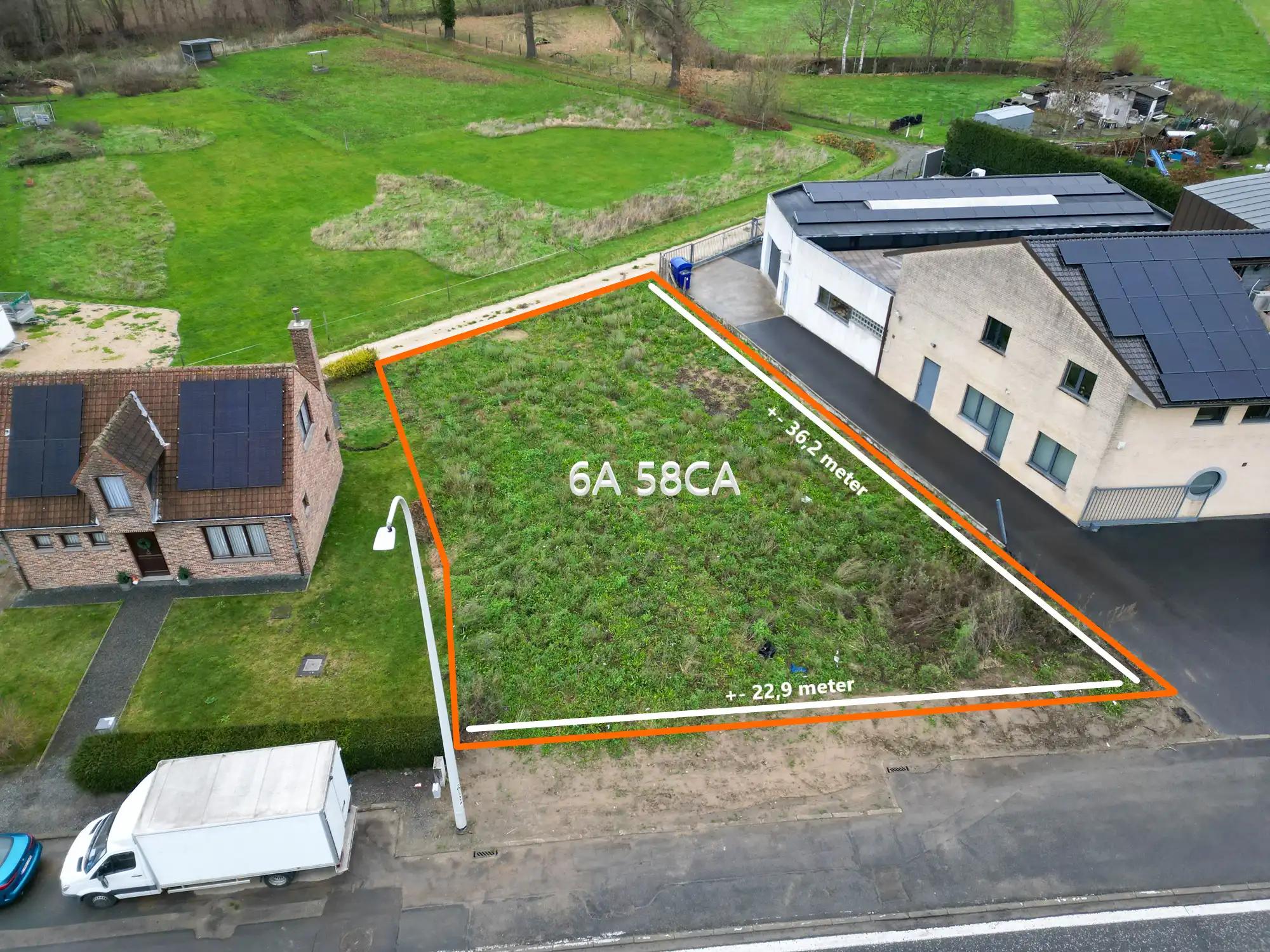 Bouwgrond voor OB met nevenfunctie op strategische ligging foto {{pictureIndex}}