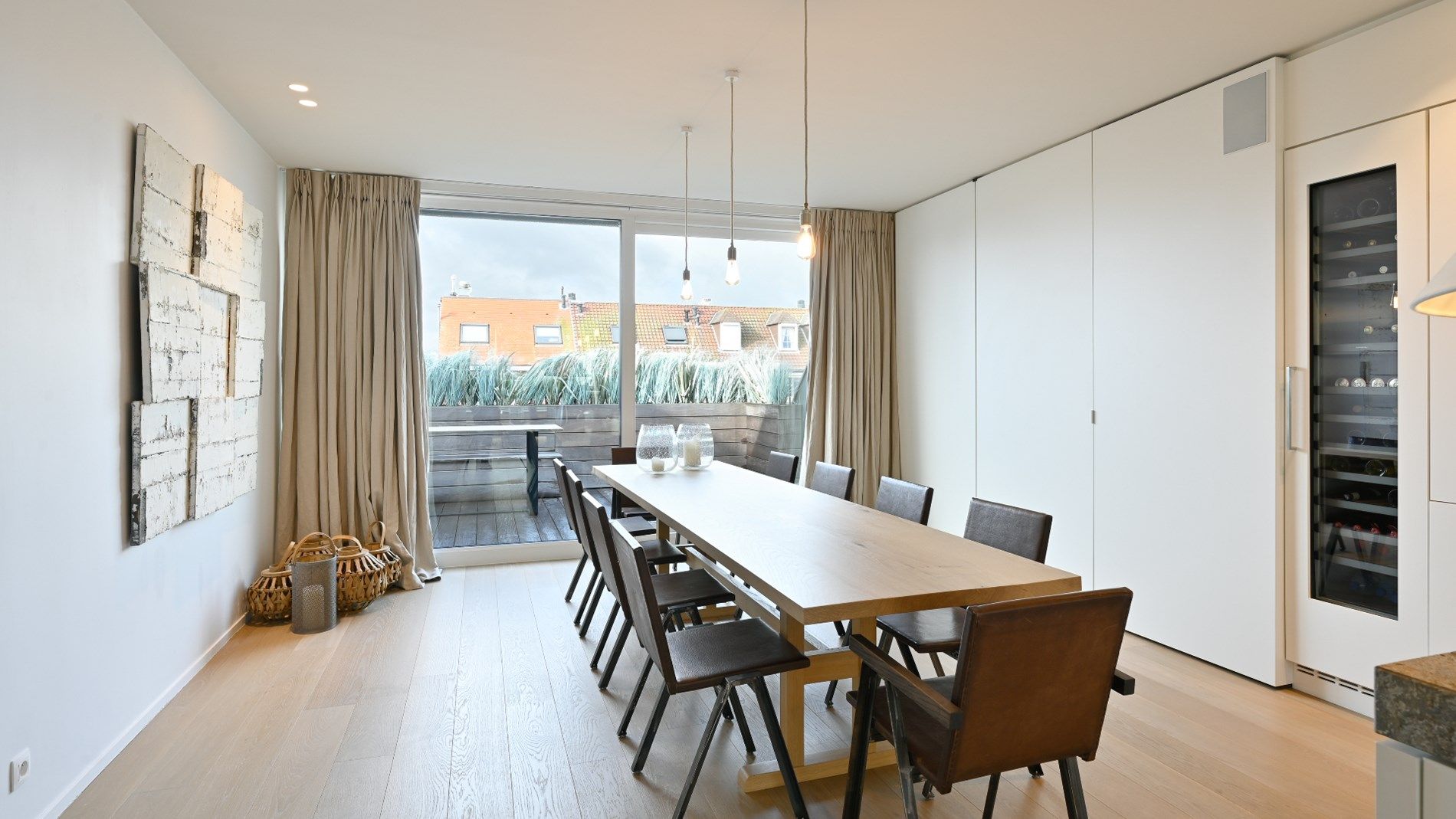 Ruim, luxueus afgewerkt duplex dakappartement (205m²) met zonneterras , gelegen vlakbij de winkels van de Lippenslaan. Uitzonderlijk ruime garagebox te koop in  foto 7