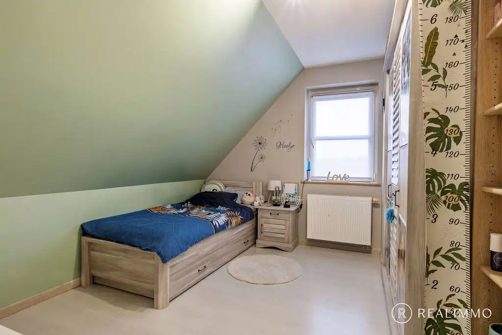 Ruime hedendaagse villa met zwembad in een gegeerde residentiële omgeving foto 18