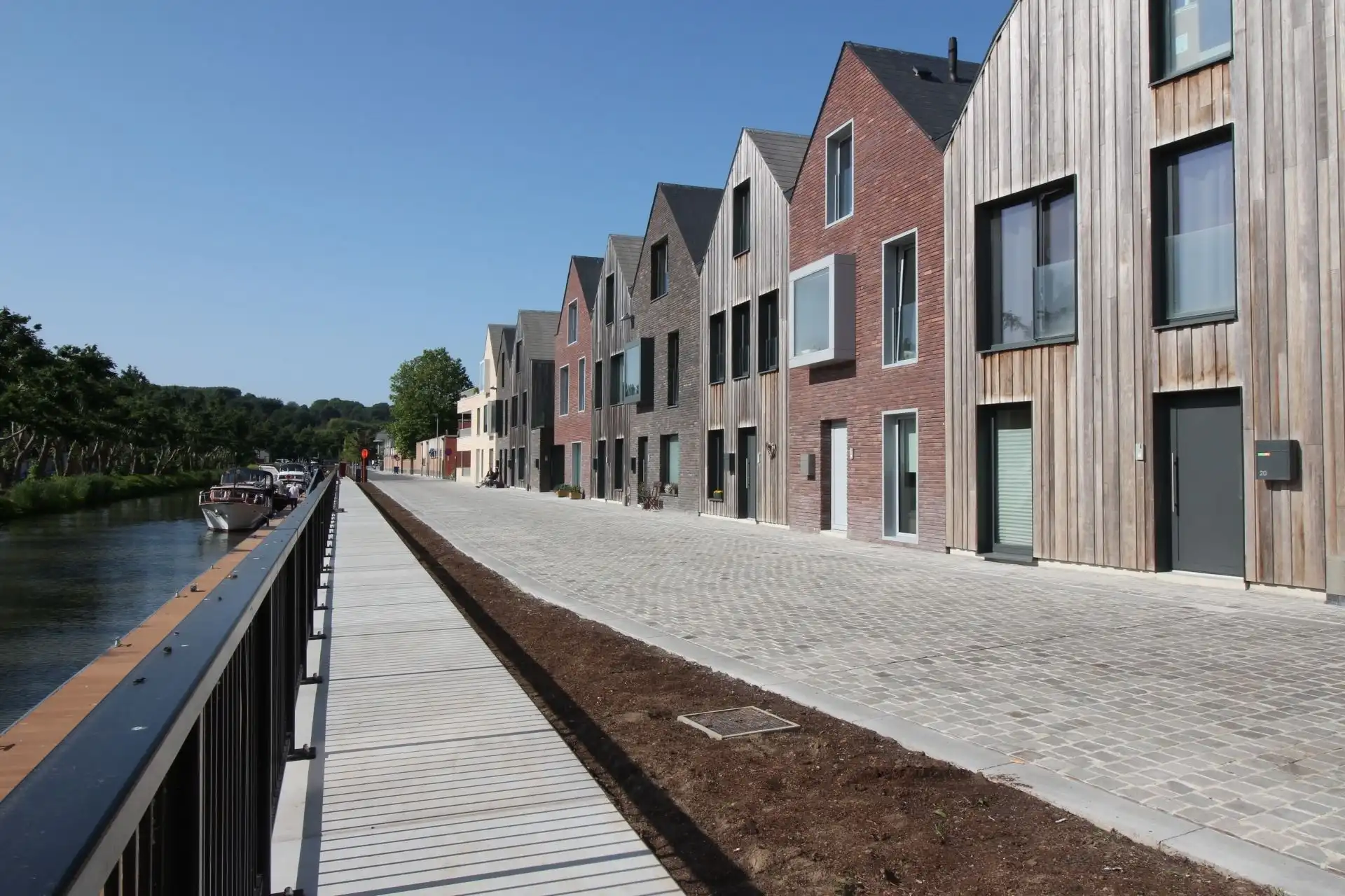 Mooi en centraal gelegen woning (bijna energieneutraal). foto {{pictureIndex}}