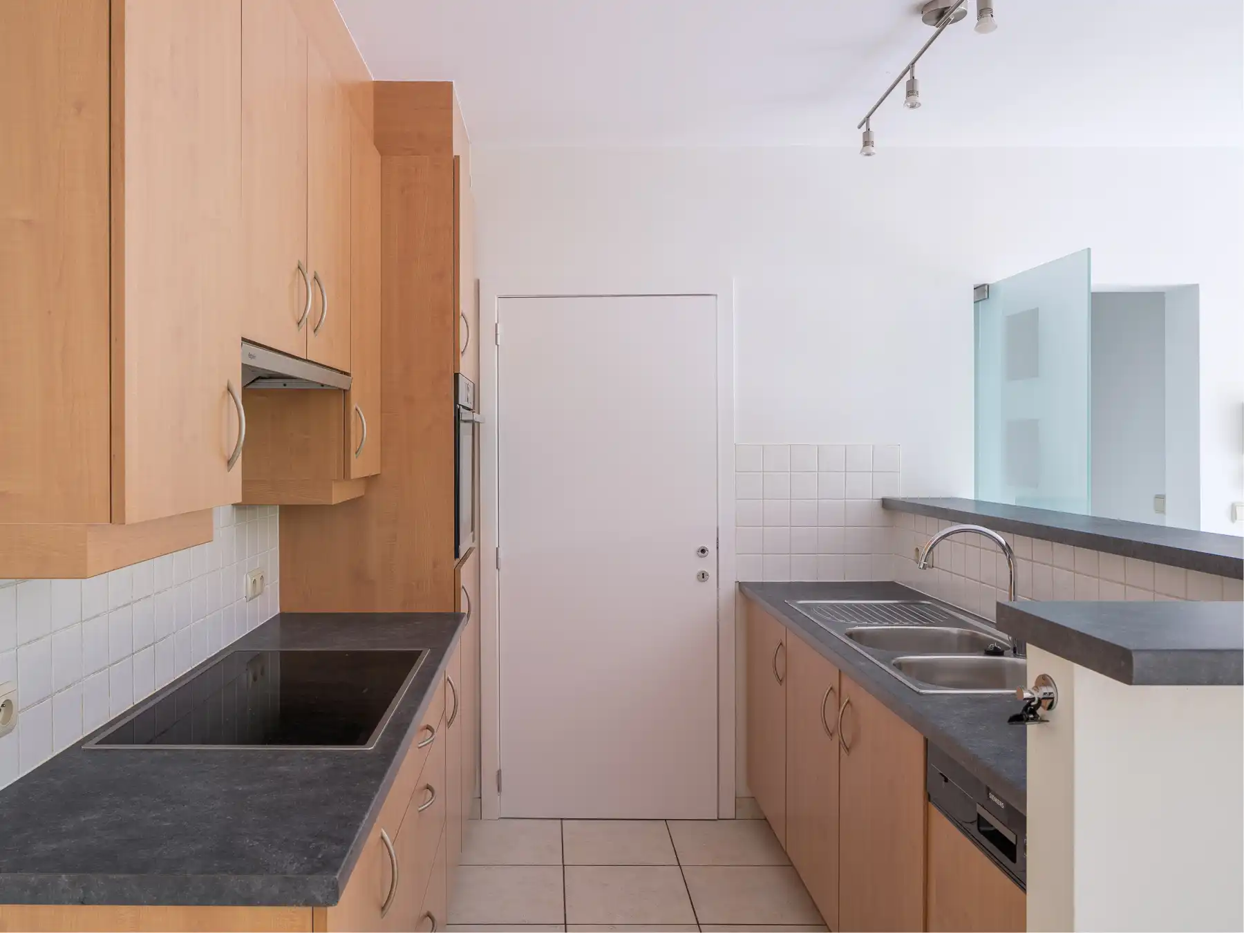 Lichtrijk appartement met privétuin foto 4