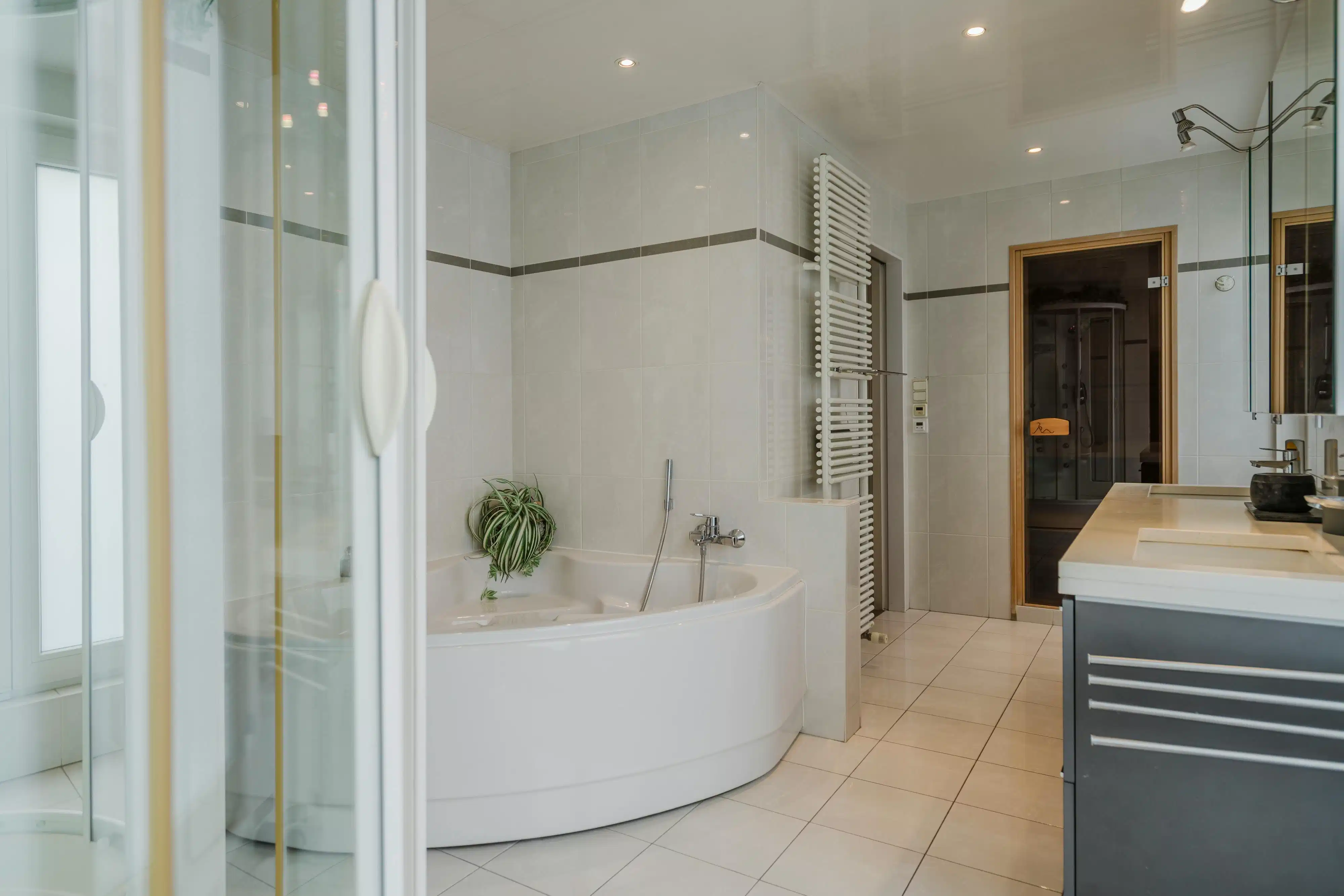 Gelijkvloerse villa met veelzijdige loods nabij het Preshoekbos foto 9