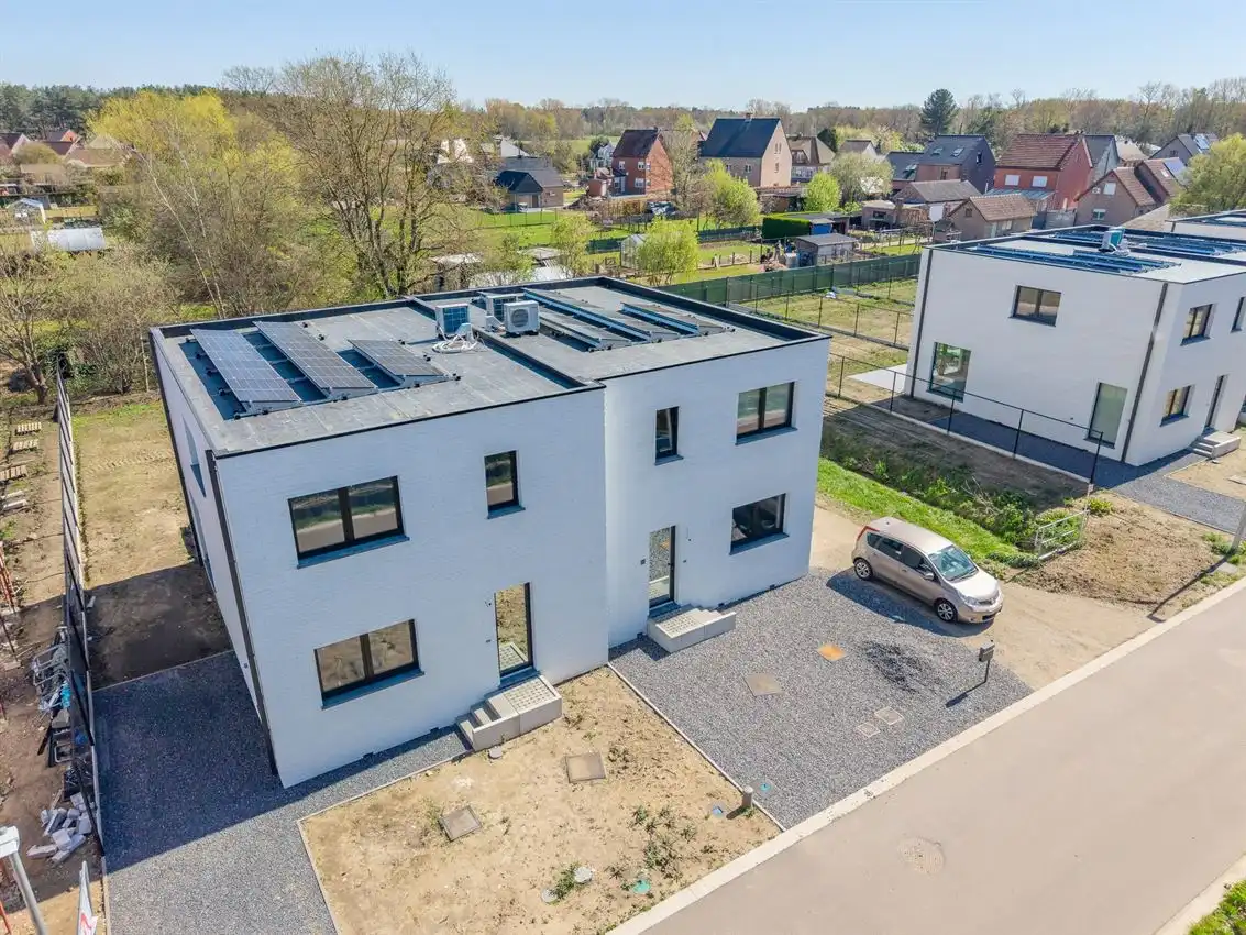 Kwalitatief afgewerkte nieuwbouwwoning met 3 slk. foto 26