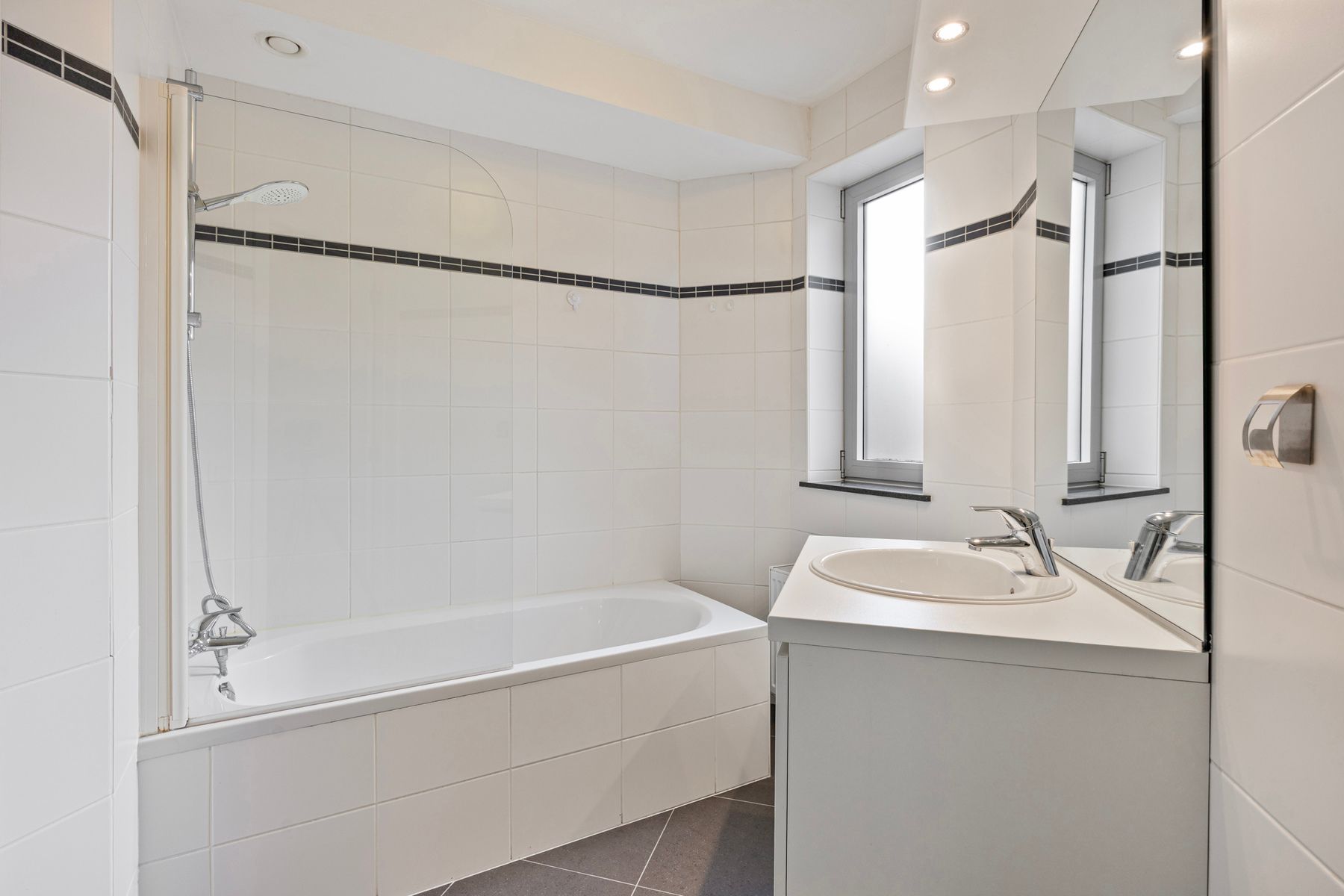 Instapklaar appartement met 2 kamers, staanplaats en terras foto 13