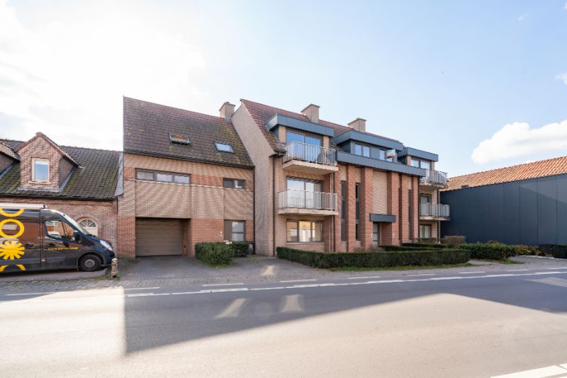 Opbrengsteigendom met 7 verhuurde appartementen, afzonderlijke garageboxen en staanplaatsen te Zelzate. foto 2