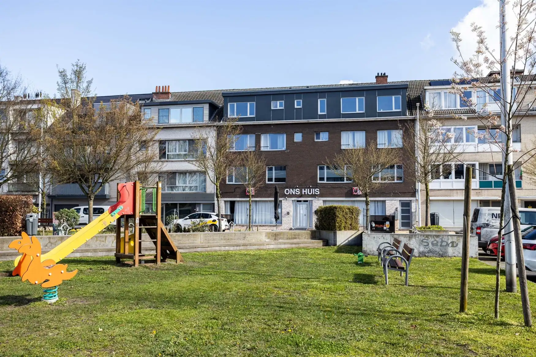 Opbrengsteigendom met handelspand en 5 appartementen in Zelzate foto 2