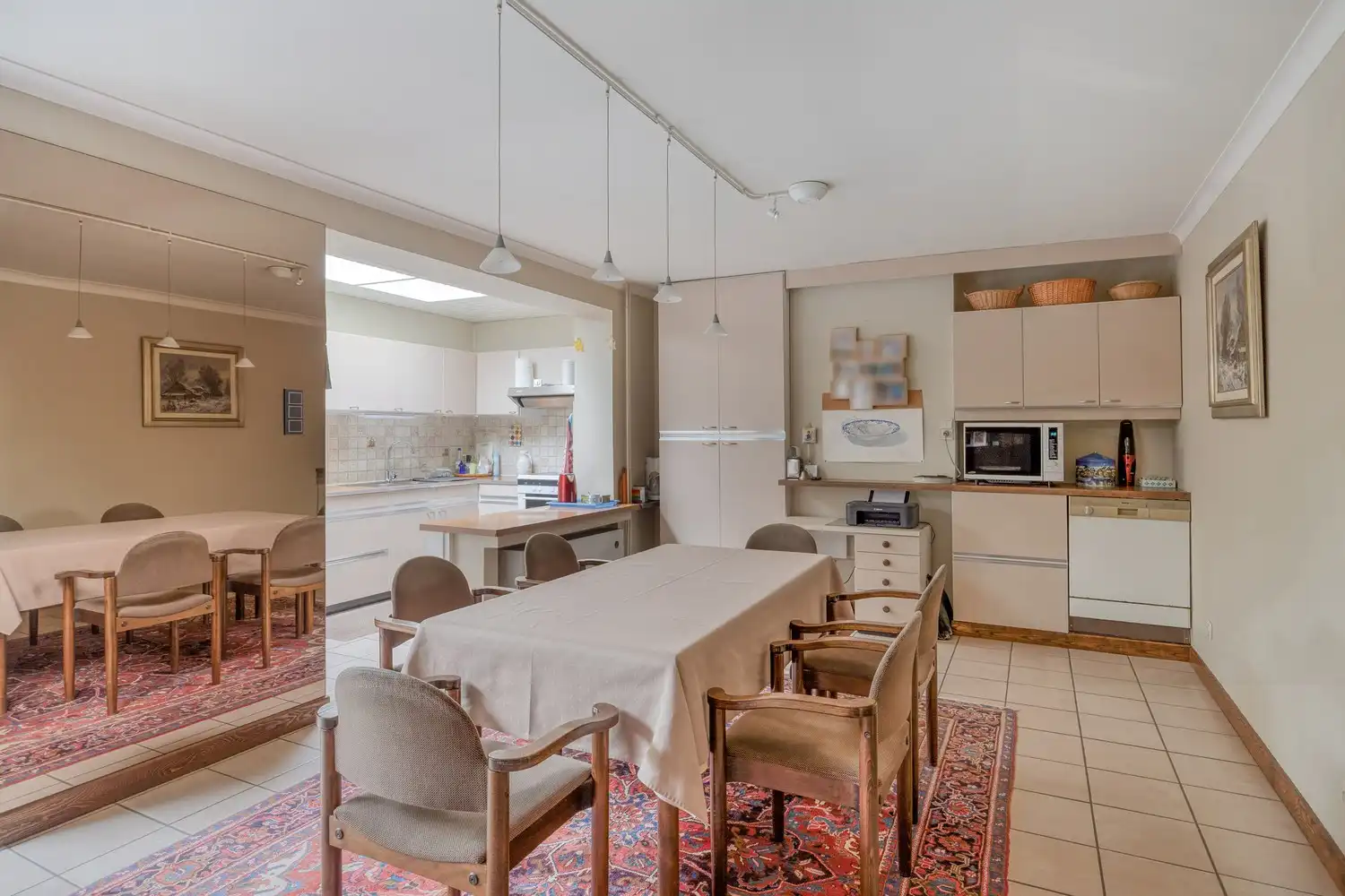 Gezinswoning met 4 slaapkamers en aangelegde tuin in doodlopende straat foto 8