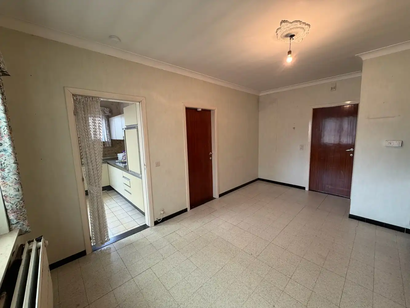 Genk – Hasseltweg 116: Op te frissen woning met 3 slaapkamers, inpandige garage, kelder, tuin en ruime parking aan de voorzijde foto 12