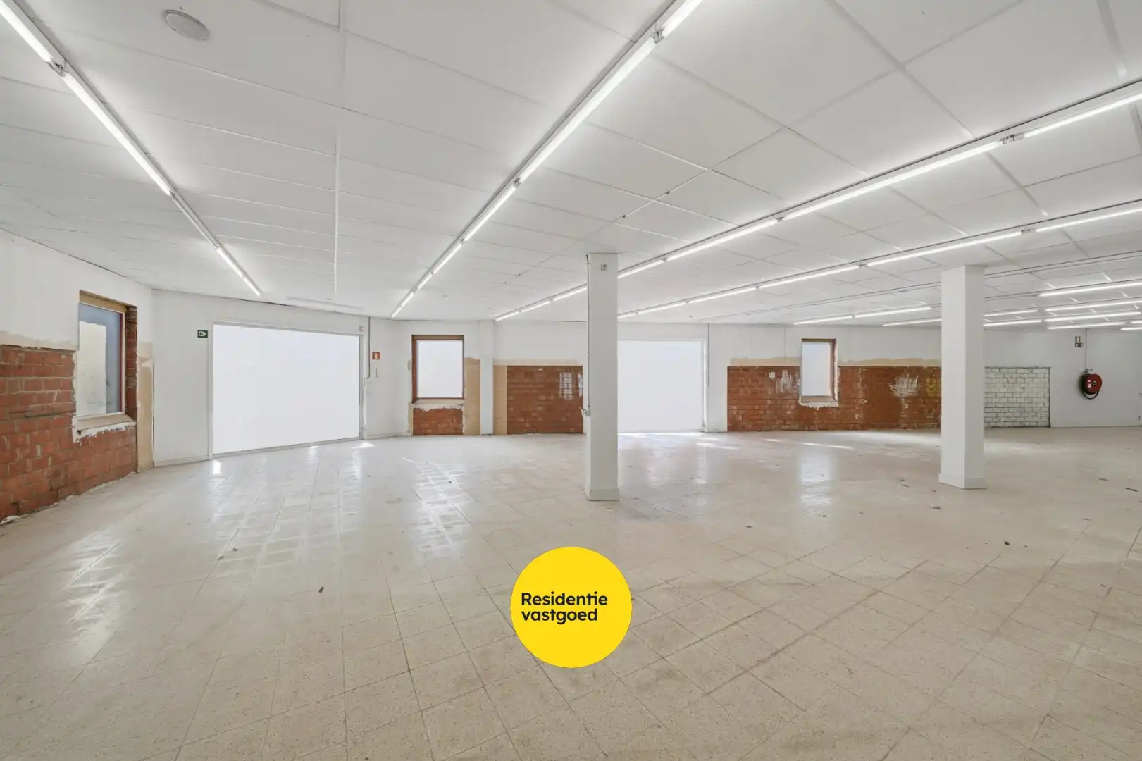 Te huur: Ruim handelspand met uitstekende visibiliteit in het centrum van Torhout foto 7