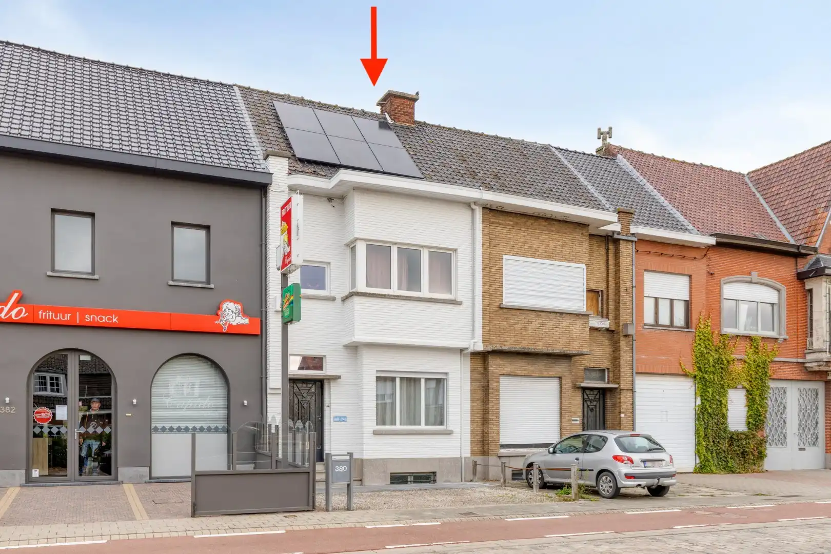 Verzorgde woning met diepe tuin, carport én uitweg! foto {{pictureIndex}}