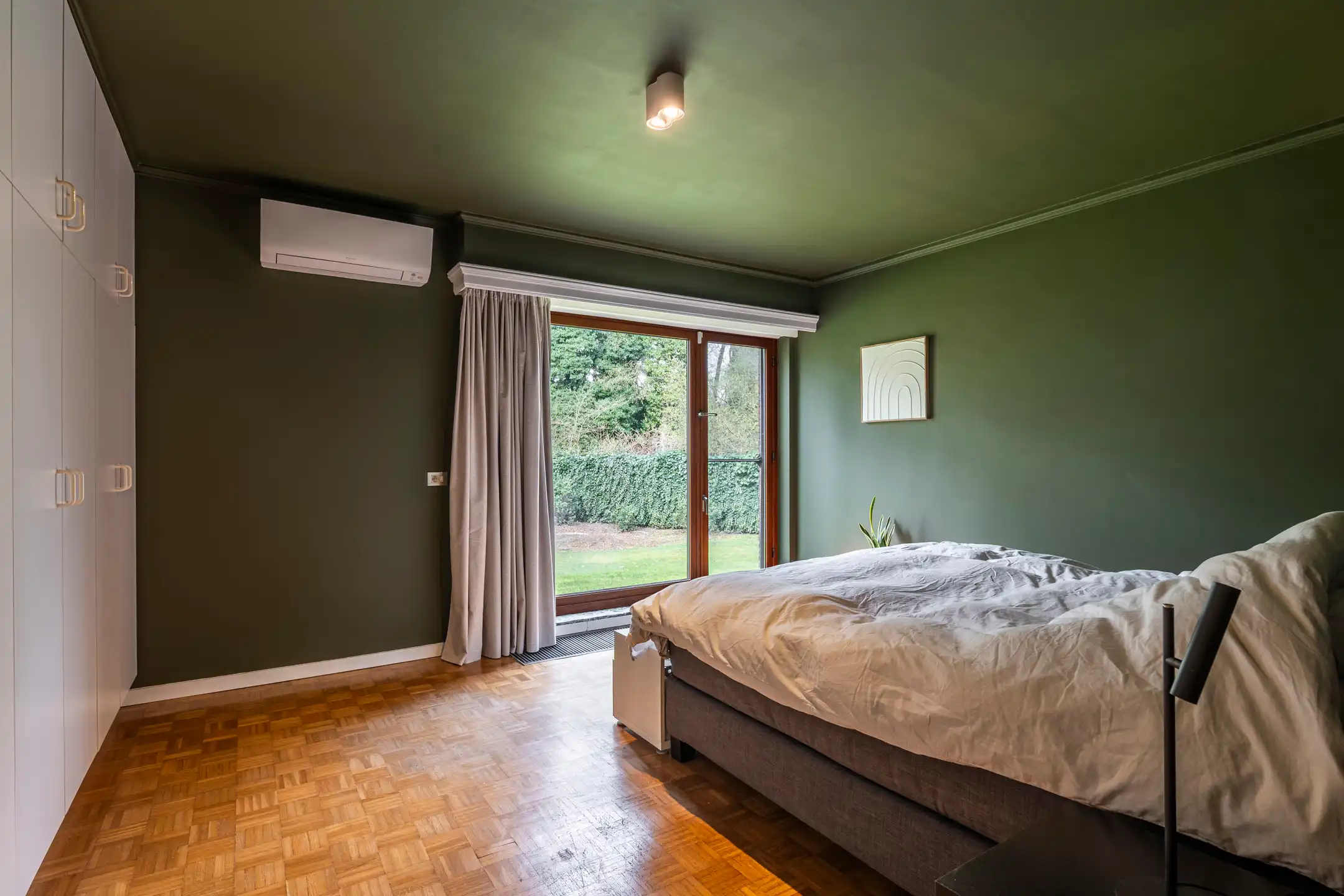 Ruime, recent gerenoveerde villa met 5 slpks op 2.430 m² foto 16