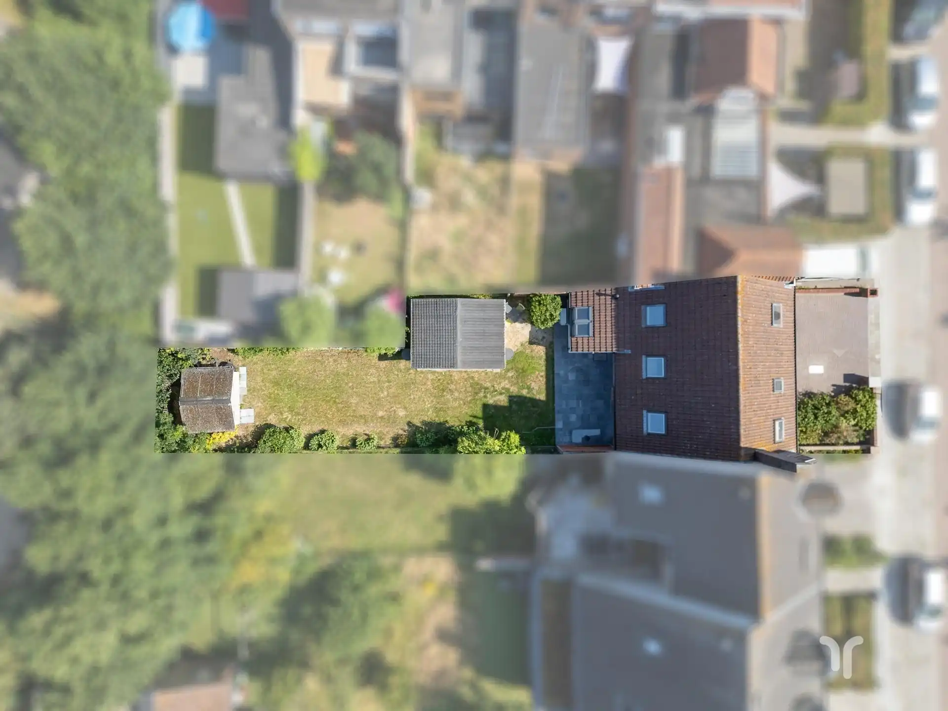 Deze rustig gelegen woning bevindt zich net buiten de stadskern en op wandelafstand van scholen, winkels en openbaar vervoer.  foto 15