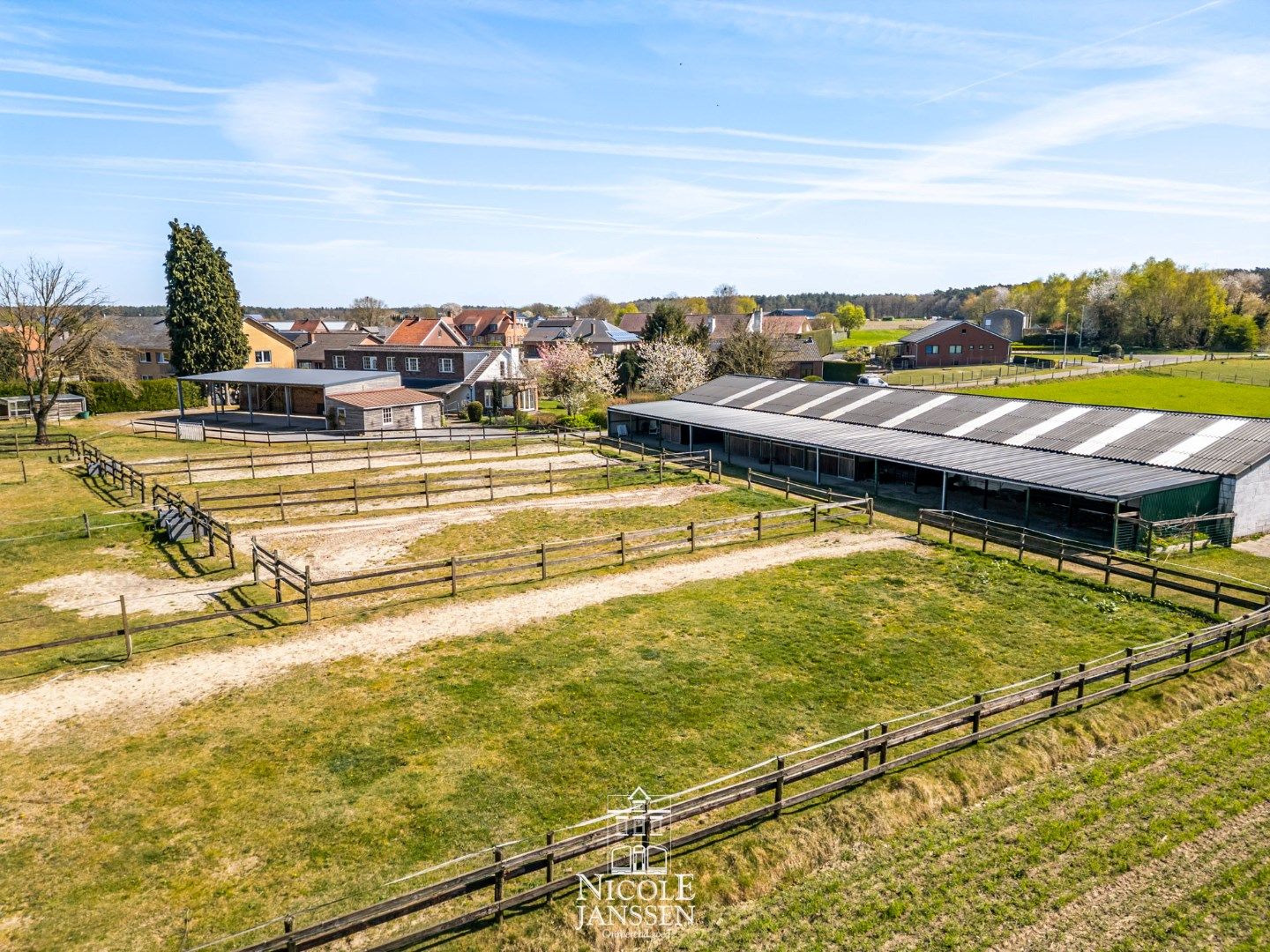 Vrijstaande gezinswoning op een royaal perceel met eigen weiland en paardenstallen foto 25