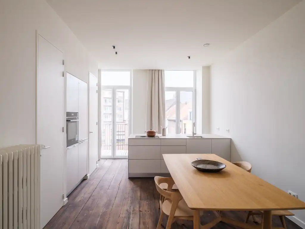 Gerenoveerd tweeslaapkamerappartement met zonnig terras in een voormalige herenwoning, nabij het historisch centrum van Gent. foto 4