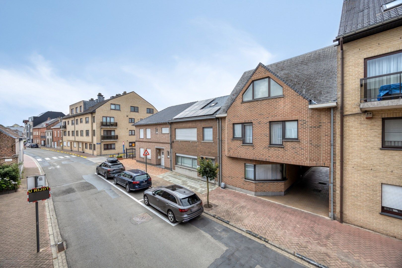 Opbrengsteigendom met 3 appartementen + 2 garages – toplocatie in Merchtem! foto 3