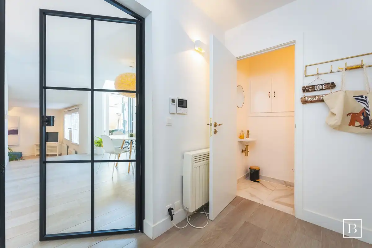 Gerenoveerd 2 slaapkamer appartement met parking te Wenduine foto 3