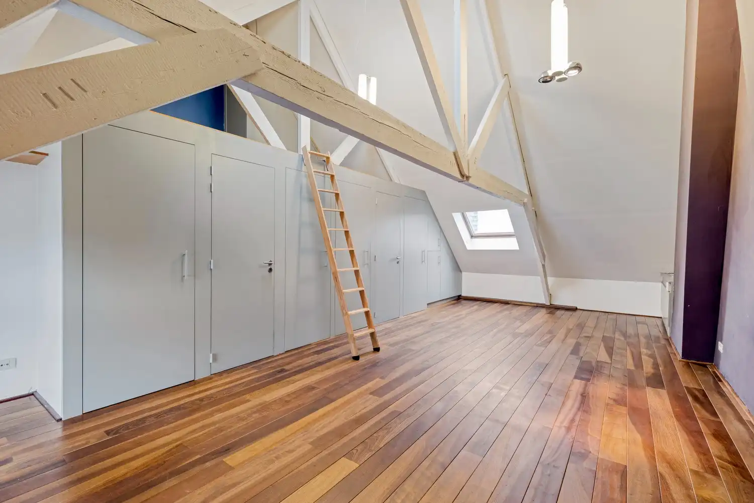 Karaktervol duplexappartement in authentiek herenhuis nabij de Coupure. foto 7